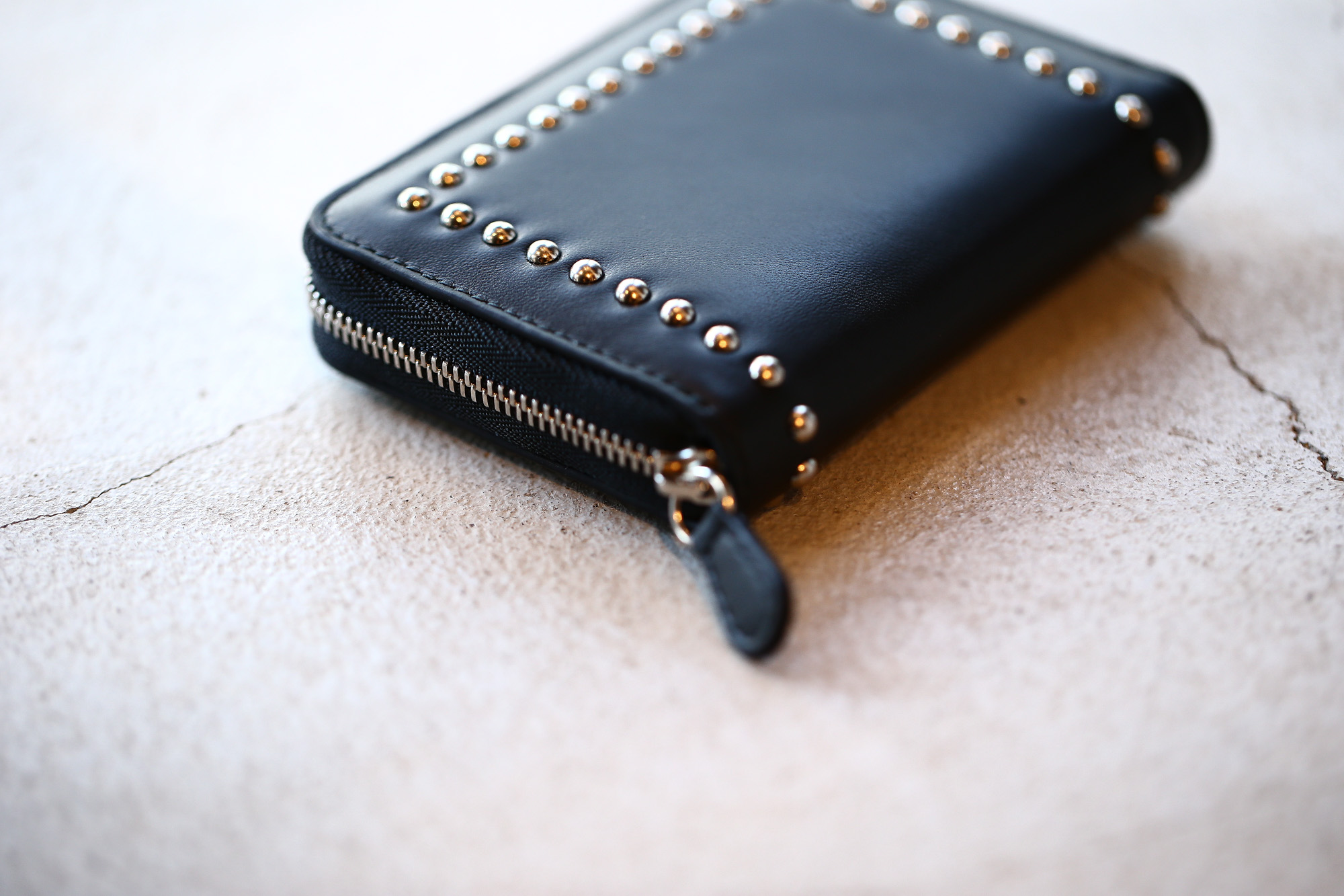 J&M DAVIDSON (ジェイアンドエムデヴィッドソン) JET SET COLLECTION (ジェットセット コレクション) SMALL ZIP PURSE WITH STUDS (スモール ジップ パース ウィズ スタッズ) 10131N CALF LEATHER (カーフレザー) 折財布 ショートウォレット BLACK (ブラック・999) Made in spain (スペイン製) 2017 秋冬新作 jmdavidson 愛知 名古屋 Alto e Diritto アルト エ デリット