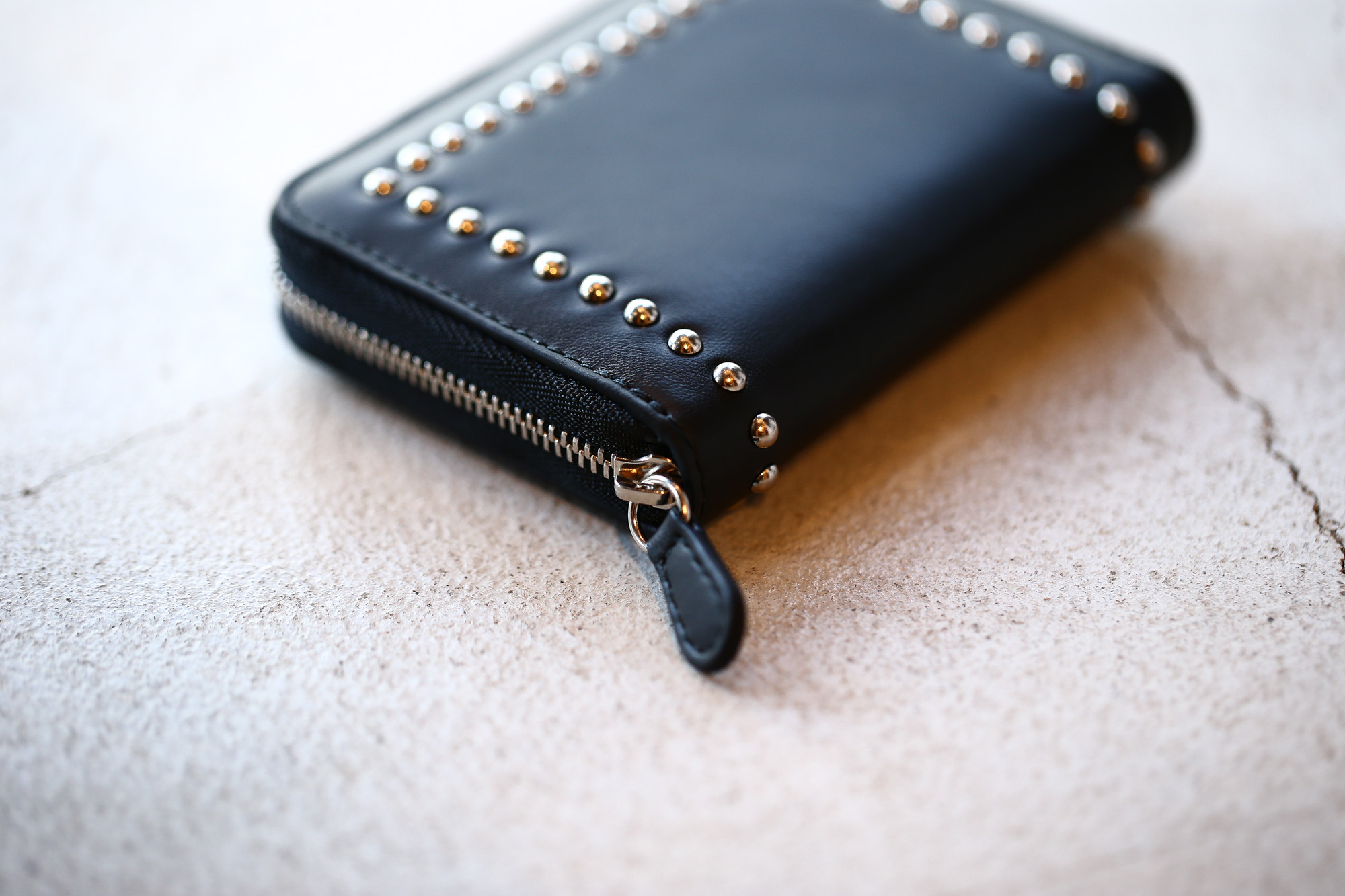 J&M DAVIDSON (ジェイアンドエムデヴィッドソン) JET SET COLLECTION (ジェットセット コレクション) SMALL ZIP PURSE WITH STUDS (スモール ジップ パース ウィズ スタッズ) 10131N CALF LEATHER (カーフレザー) 折財布 ショートウォレット BLACK (ブラック・999) Made in spain (スペイン製) 2017 秋冬新作 jmdavidson 愛知 名古屋 Alto e Diritto アルト エ デリット