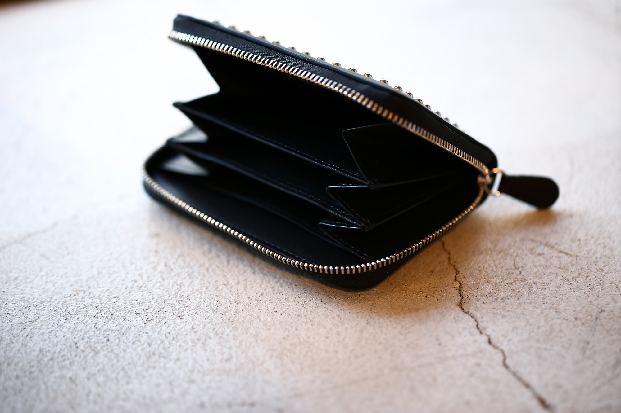 J&M DAVIDSON (ジェイアンドエムデヴィッドソン) JET SET COLLECTION (ジェットセット コレクション) SMALL ZIP PURSE WITH STUDS (スモール ジップ パース ウィズ スタッズ) 10131N CALF LEATHER (カーフレザー) 折財布 ショートウォレット BLACK (ブラック・999) Made in spain (スペイン製) 2017 秋冬新作 jmdavidson 愛知 名古屋 Alto e Diritto アルト エ デリット