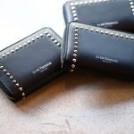J&M DAVIDSON (ジェイアンドエムデヴィッドソン) JET SET COLLECTION (ジェットセット コレクション) SMALL ZIP PURSE WITH STUDS (スモール ジップ パース ウィズ スタッズ) 10131N CALF LEATHER (カーフレザー) 折財布 ショートウォレット BLACK (ブラック・999) Made in spain (スペイン製) 2017 秋冬新作のイメージ