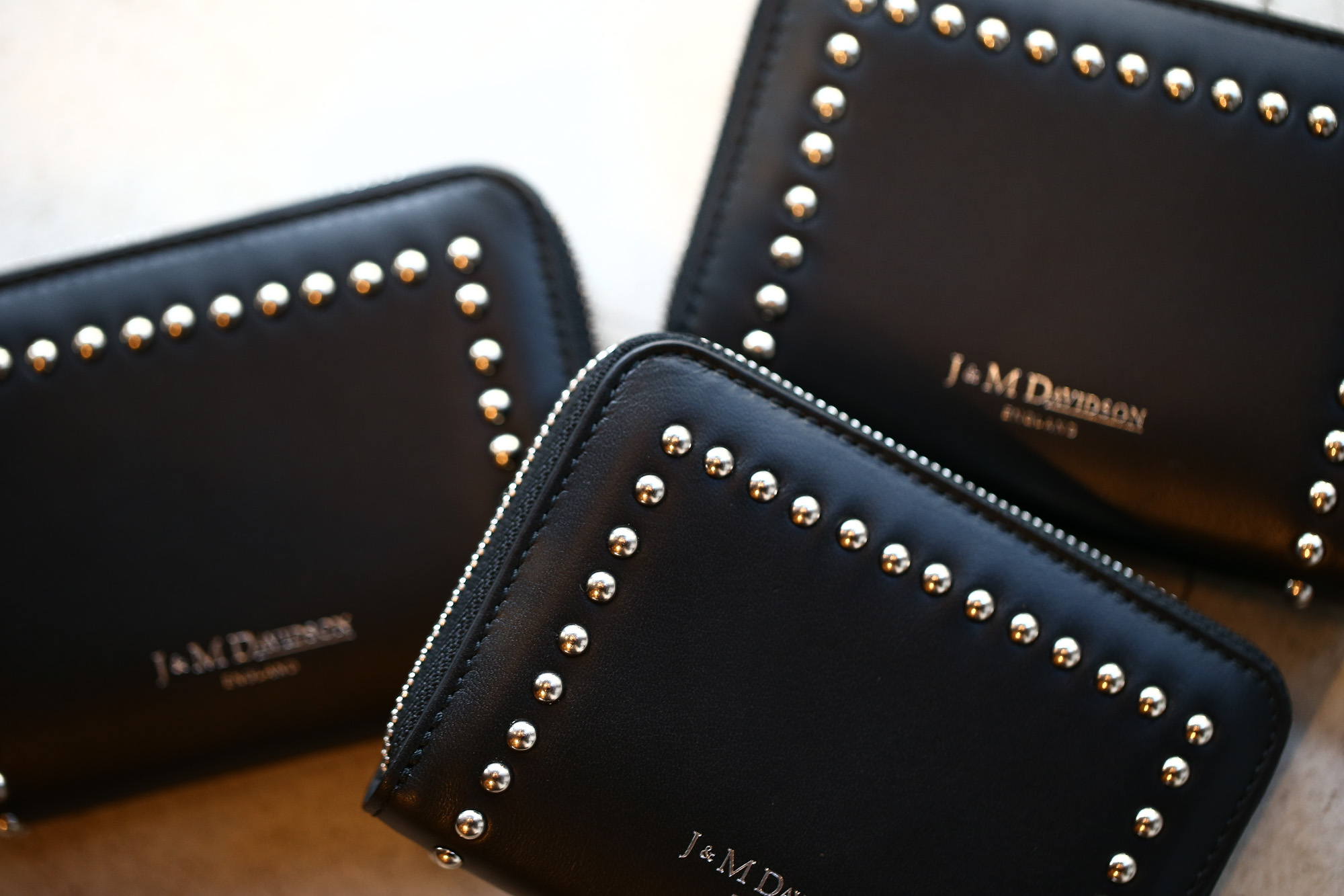 J&M DAVIDSON (ジェイアンドエムデヴィッドソン) JET SET COLLECTION (ジェットセット コレクション) SMALL ZIP PURSE WITH STUDS (スモール ジップ パース ウィズ スタッズ) 10131N CALF LEATHER (カーフレザー) 折財布 ショートウォレット BLACK (ブラック・999) Made in spain (スペイン製) 2017 秋冬新作 jmdavidson 愛知 名古屋 Alto e Diritto アルト エ デリット