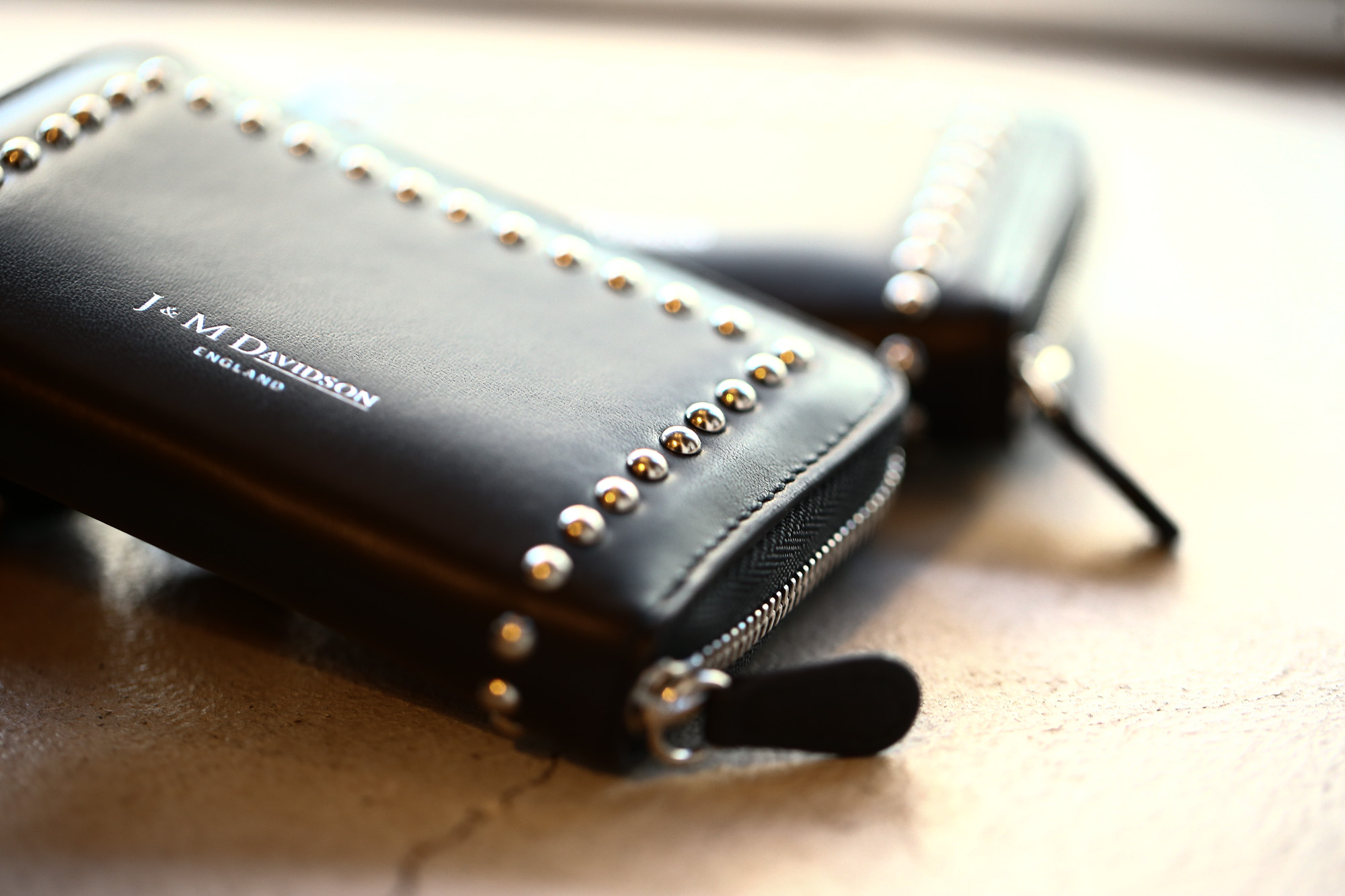 J&M DAVIDSON (ジェイアンドエムデヴィッドソン) JET SET COLLECTION (ジェットセット コレクション) SMALL ZIP PURSE WITH STUDS (スモール ジップ パース ウィズ スタッズ) 10131N CALF LEATHER (カーフレザー) 折財布 ショートウォレット BLACK (ブラック・999) Made in spain (スペイン製) 2017 秋冬新作 jmdavidson 愛知 名古屋 Alto e Diritto アルト エ デリット