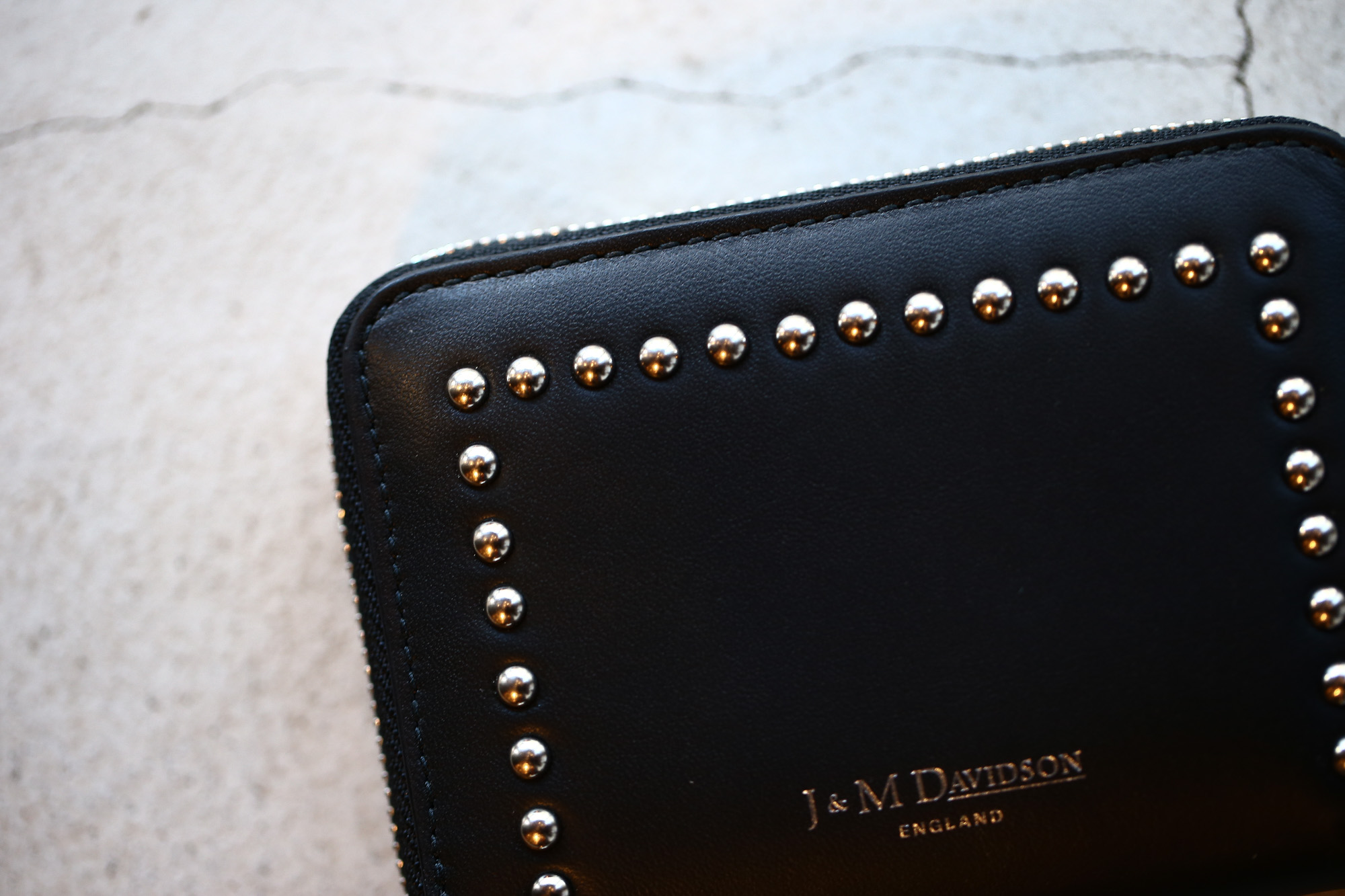 J&M DAVIDSON (ジェイアンドエムデヴィッドソン) JET SET COLLECTION (ジェットセット コレクション) SMALL ZIP PURSE WITH STUDS (スモール ジップ パース ウィズ スタッズ) 10131N CALF LEATHER (カーフレザー) 折財布 ショートウォレット BLACK (ブラック・999) Made in spain (スペイン製) 2017 秋冬新作 jmdavidson 愛知 名古屋 Alto e Diritto アルト エ デリット