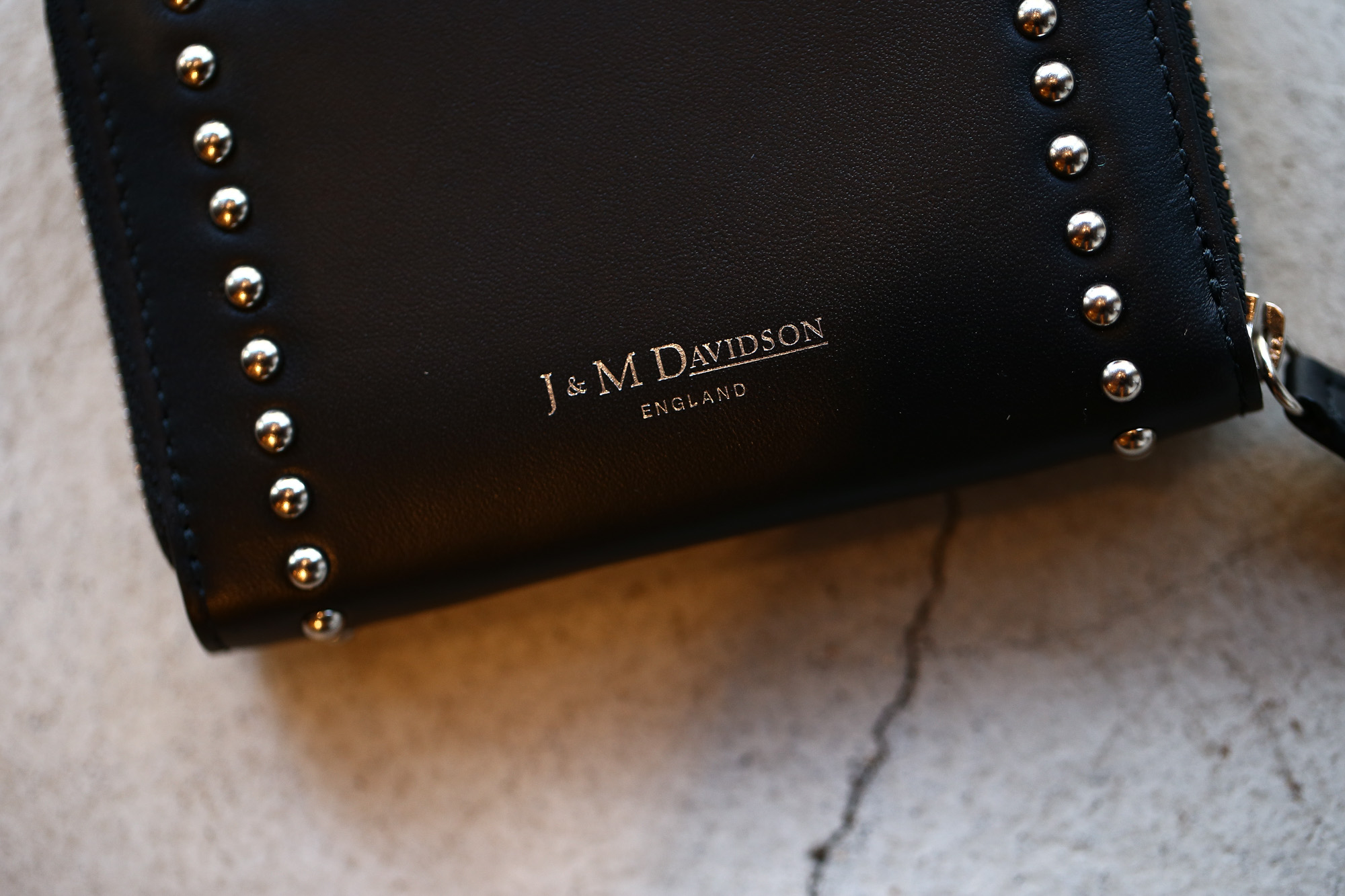 J&M DAVIDSON (ジェイアンドエムデヴィッドソン) JET SET COLLECTION (ジェットセット コレクション) SMALL ZIP PURSE WITH STUDS (スモール ジップ パース ウィズ スタッズ) 10131N CALF LEATHER (カーフレザー) 折財布 ショートウォレット BLACK (ブラック・999) Made in spain (スペイン製) 2017 秋冬新作 jmdavidson 愛知 名古屋 Alto e Diritto アルト エ デリット