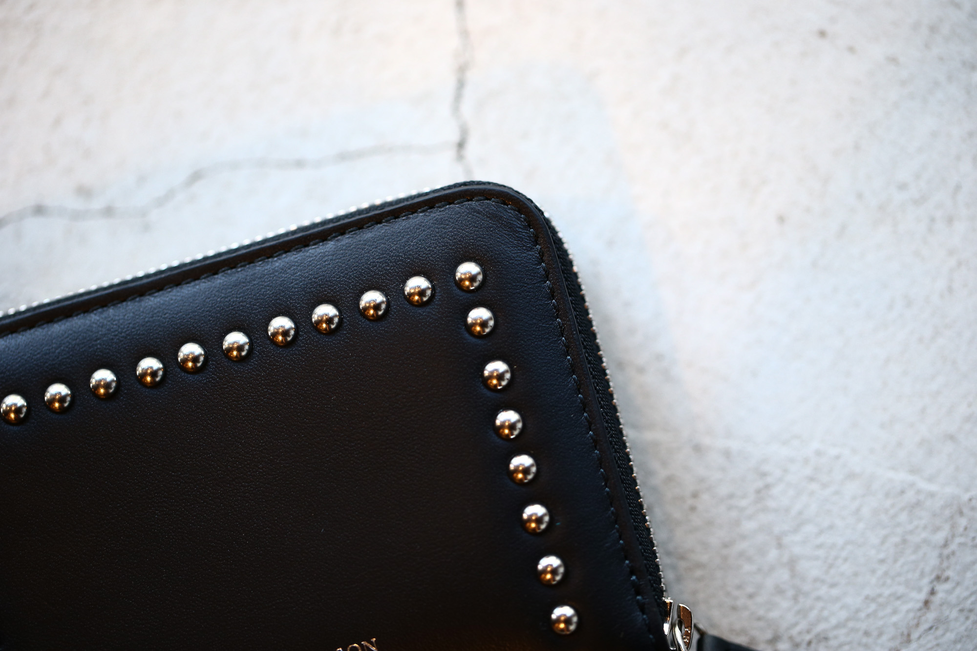 J&M DAVIDSON (ジェイアンドエムデヴィッドソン) JET SET COLLECTION (ジェットセット コレクション) SMALL ZIP PURSE WITH STUDS (スモール ジップ パース ウィズ スタッズ) 10131N CALF LEATHER (カーフレザー) 折財布 ショートウォレット BLACK (ブラック・999) Made in spain (スペイン製) 2017 秋冬新作 jmdavidson 愛知 名古屋 Alto e Diritto アルト エ デリット