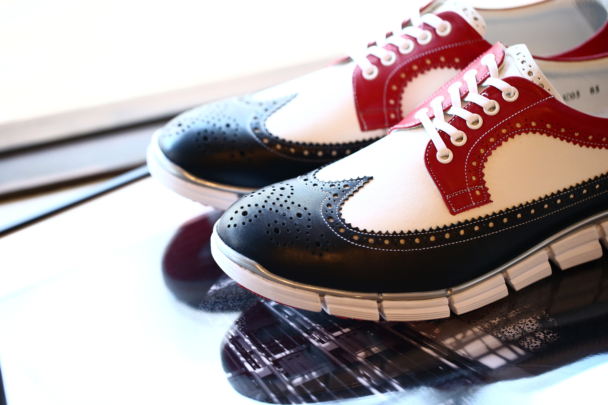 【HIROSHI TSUBOUCHI // ヒロシツボウチ】 HTO-AD05 Wingtip Sneakers トリコロールカラー Calf Leather カーフレザー ウィングチップ スニーカー NAVY / WHITE / RED (ネイビー / ホワイト / レッド・NV/WH/RE) Made in Japan (日本製) 2017 秋冬 【Re Arrival / 再入荷】 hiroshitsubouchi ヒロシツボウチ 木梨則武 ノリさん C.ロナウド クリスティアーノロナウド トリコカラー とんねるずのみなさんのおかげでした トリコロール