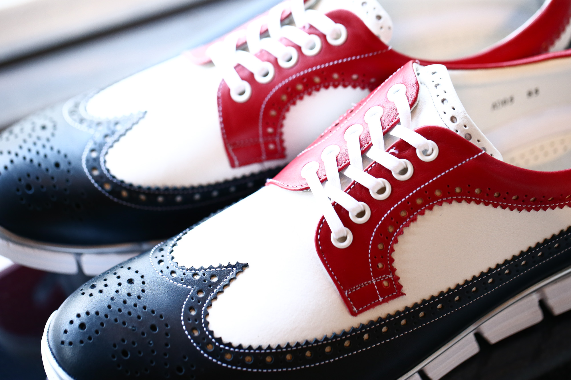 【HIROSHI TSUBOUCHI // ヒロシツボウチ】 HTO-AD05 Wingtip Sneakers トリコロールカラー Calf Leather カーフレザー ウィングチップ スニーカー NAVY / WHITE / RED (ネイビー / ホワイト / レッド・NV/WH/RE) Made in Japan (日本製) 2017 秋冬 【Re Arrival / 再入荷】 hiroshitsubouchi ヒロシツボウチ 木梨則武 ノリさん C.ロナウド クリスティアーノロナウド トリコカラー とんねるずのみなさんのおかげでした トリコロール