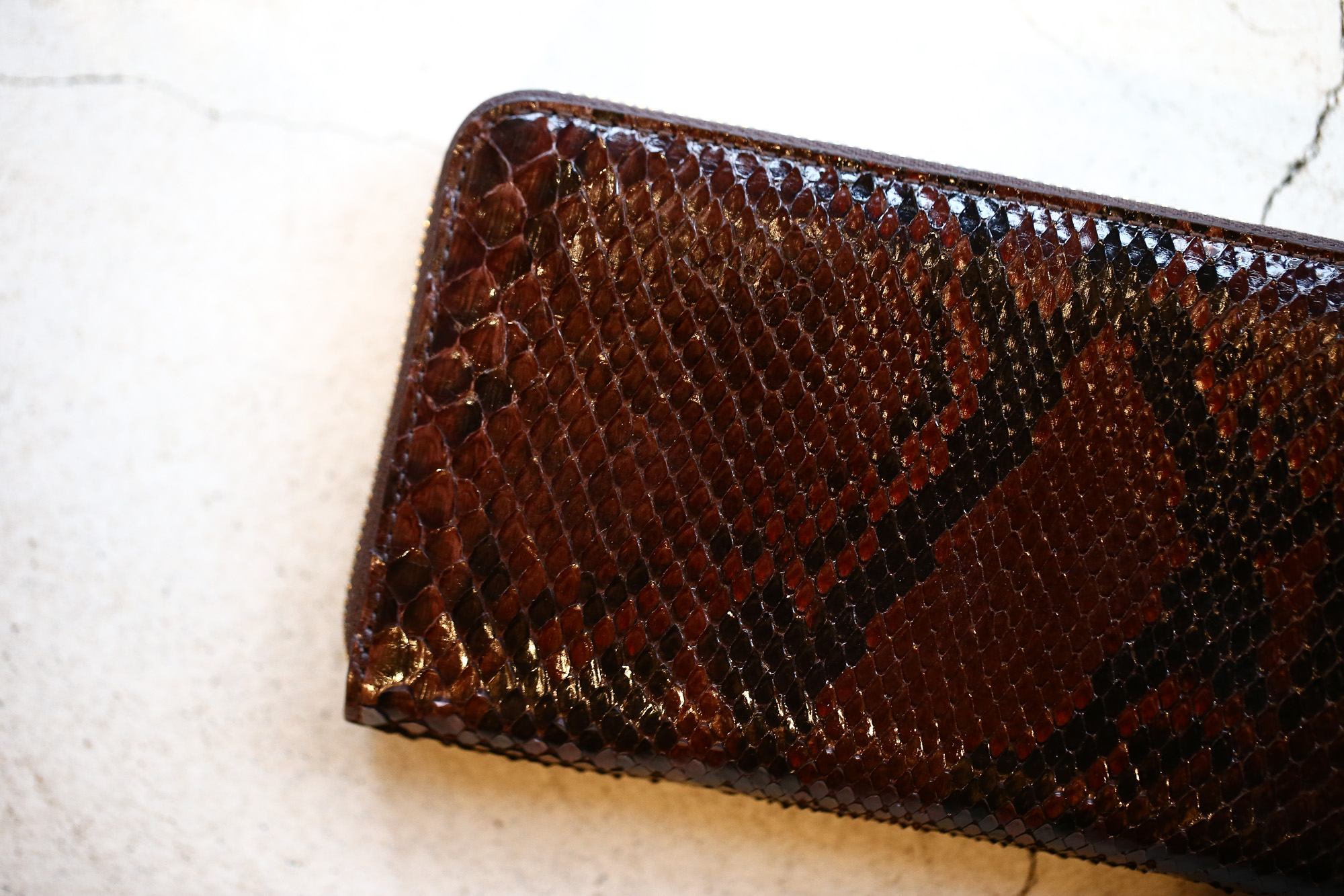 J&M DAVIDSON (ジェイアンドエムデヴィッドソン) ELONGATED ZIP WALLET (エロンゲーテッド ジップ ウォレット) 10069 PYTHON LEATHER / CALF LEATHER (パイソンレザー / カーフレザー) 長財布 ウォレット DK BROWN / PETROL (ダークブラウン / ペトロール・6800) Made in spain (スペイン製) 2017秋冬新作  JMDAVIDOSN JANDMDAVIDSON 愛知 名古屋 Alto e Diritto アルト エ デリット