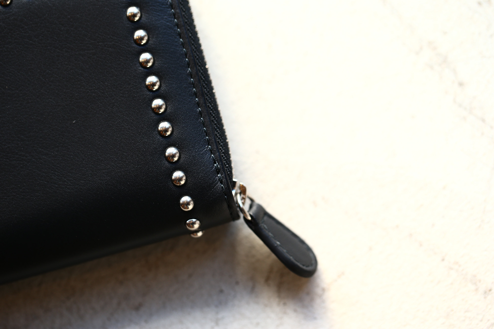 J&M DAVIDSON (ジェイアンドエムデヴィッドソン) JET SET COLLECTION (ジェットセット コレクション) ELONGATED ZIP WALLET WITH STUDS (エロンゲテッド ジップ ウォレット ウィズ スタッズ) 10128N CALF LEATHER (カーフレザー) 長財布 ウォレット BLACK (ブラック・9990) Made in spain (スペイン製) 2017 秋冬新作 jmdavidson ジェイエムデヴィッドソン 財布 ウォレット 愛知 名古屋 Alto e Diritto アルト エ デリット