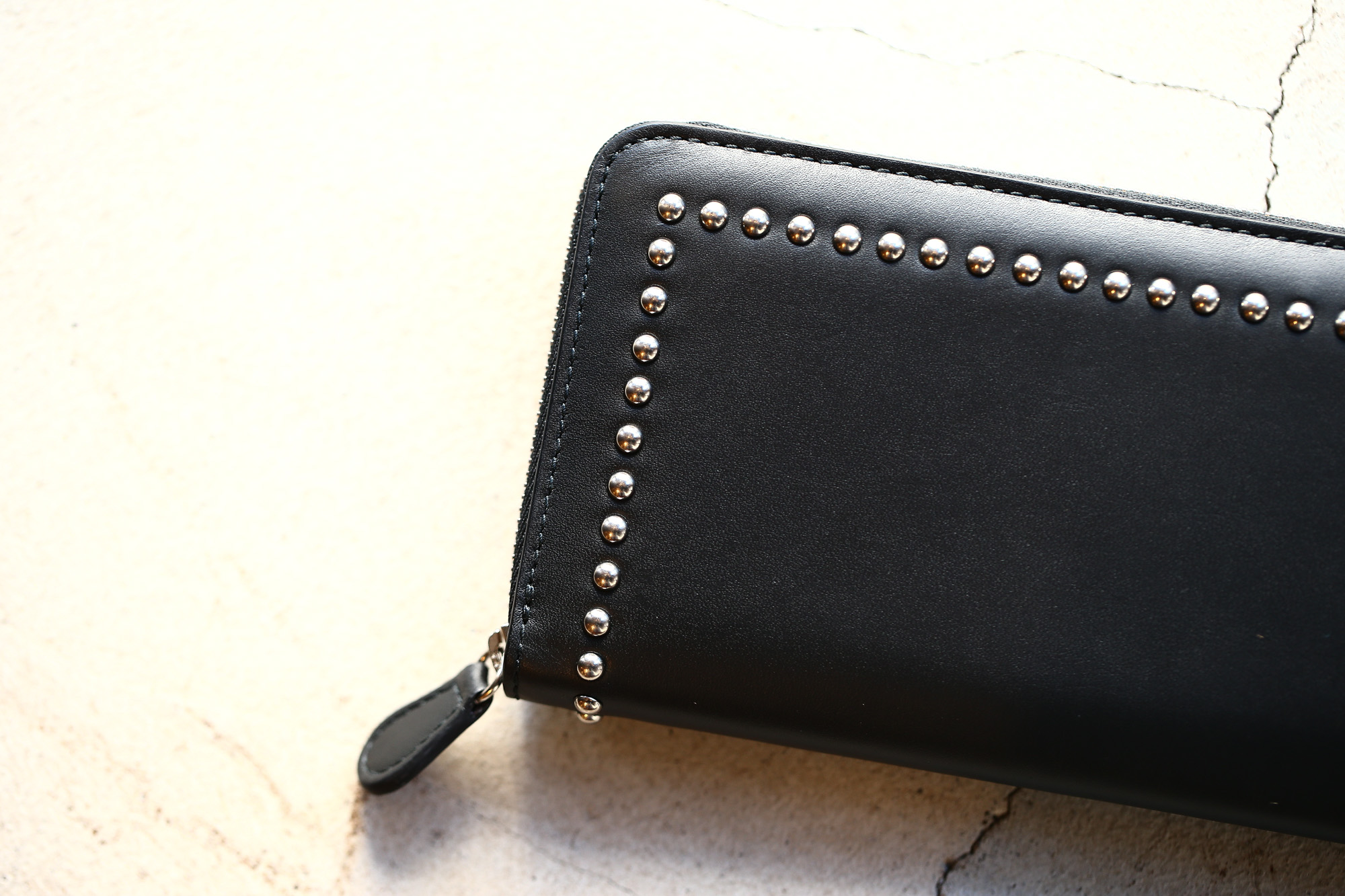 J&M DAVIDSON (ジェイアンドエムデヴィッドソン) JET SET COLLECTION (ジェットセット コレクション) ELONGATED ZIP WALLET WITH STUDS (エロンゲテッド ジップ ウォレット ウィズ スタッズ) 10128N CALF LEATHER (カーフレザー) 長財布 ウォレット BLACK (ブラック・9990) Made in spain (スペイン製) 2017 秋冬新作 jmdavidson ジェイエムデヴィッドソン 財布 ウォレット 愛知 名古屋 Alto e Diritto アルト エ デリット