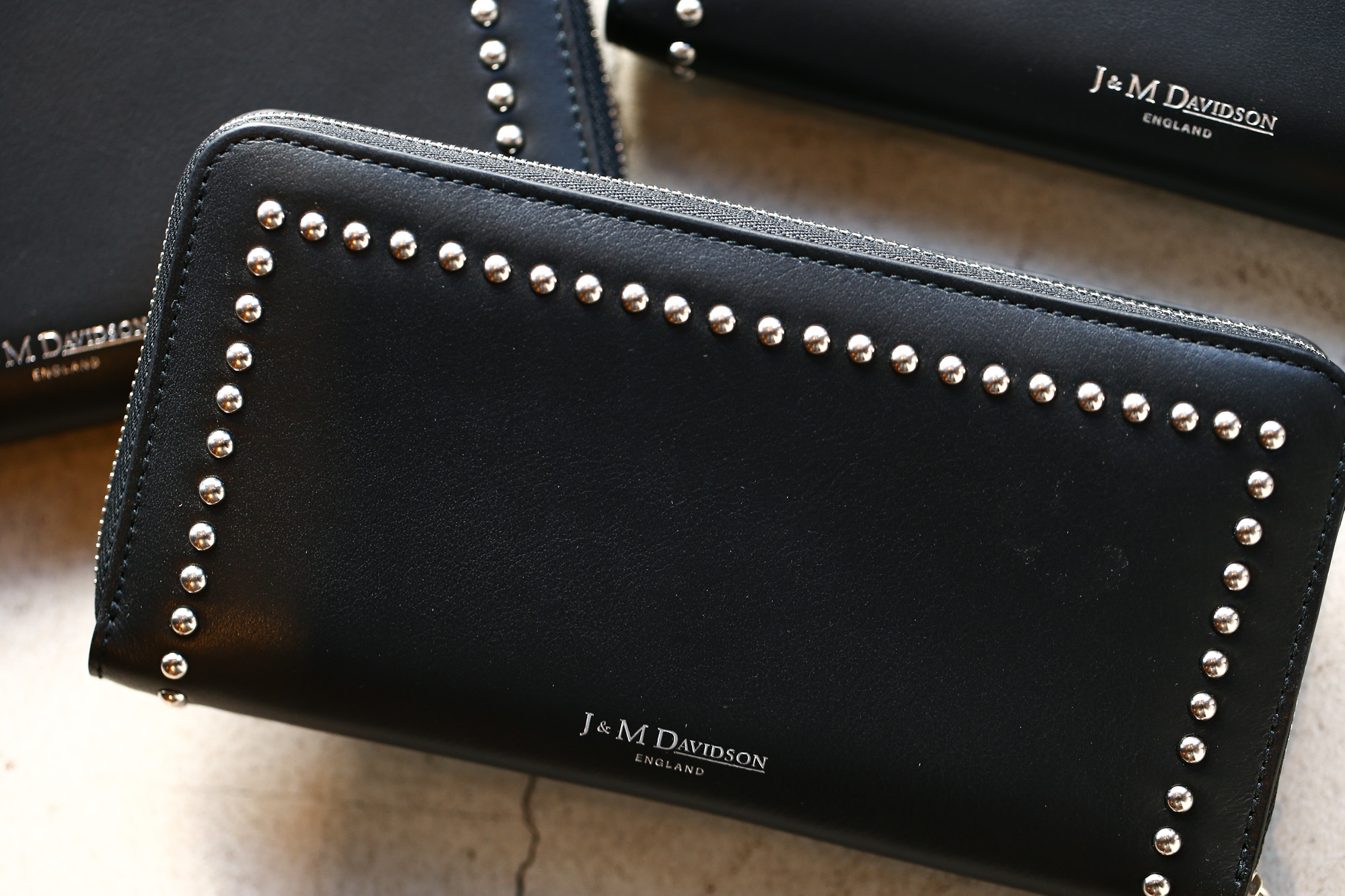 J&M DAVIDSON (ジェイアンドエムデヴィッドソン) JET SET COLLECTION (ジェットセット コレクション) ELONGATED ZIP WALLET WITH STUDS (エロンゲテッド ジップ ウォレット ウィズ スタッズ) 10128N CALF LEATHER (カーフレザー) 長財布 ウォレット BLACK (ブラック・9990) Made in spain (スペイン製) 2017 秋冬新作 jmdavidson ジェイエムデヴィッドソン 財布 ウォレット 愛知 名古屋 Alto e Diritto アルト エ デリット