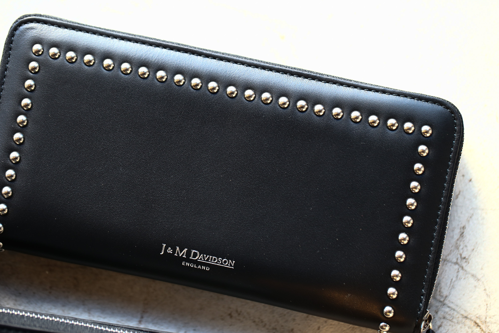 J&M DAVIDSON (ジェイアンドエムデヴィッドソン) JET SET COLLECTION (ジェットセット コレクション) ELONGATED ZIP WALLET WITH STUDS (エロンゲテッド ジップ ウォレット ウィズ スタッズ) 10128N CALF LEATHER (カーフレザー) 長財布 ウォレット BLACK (ブラック・9990) Made in spain (スペイン製) 2017 秋冬新作 jmdavidson ジェイエムデヴィッドソン 財布 ウォレット 愛知 名古屋 Alto e Diritto アルト エ デリット