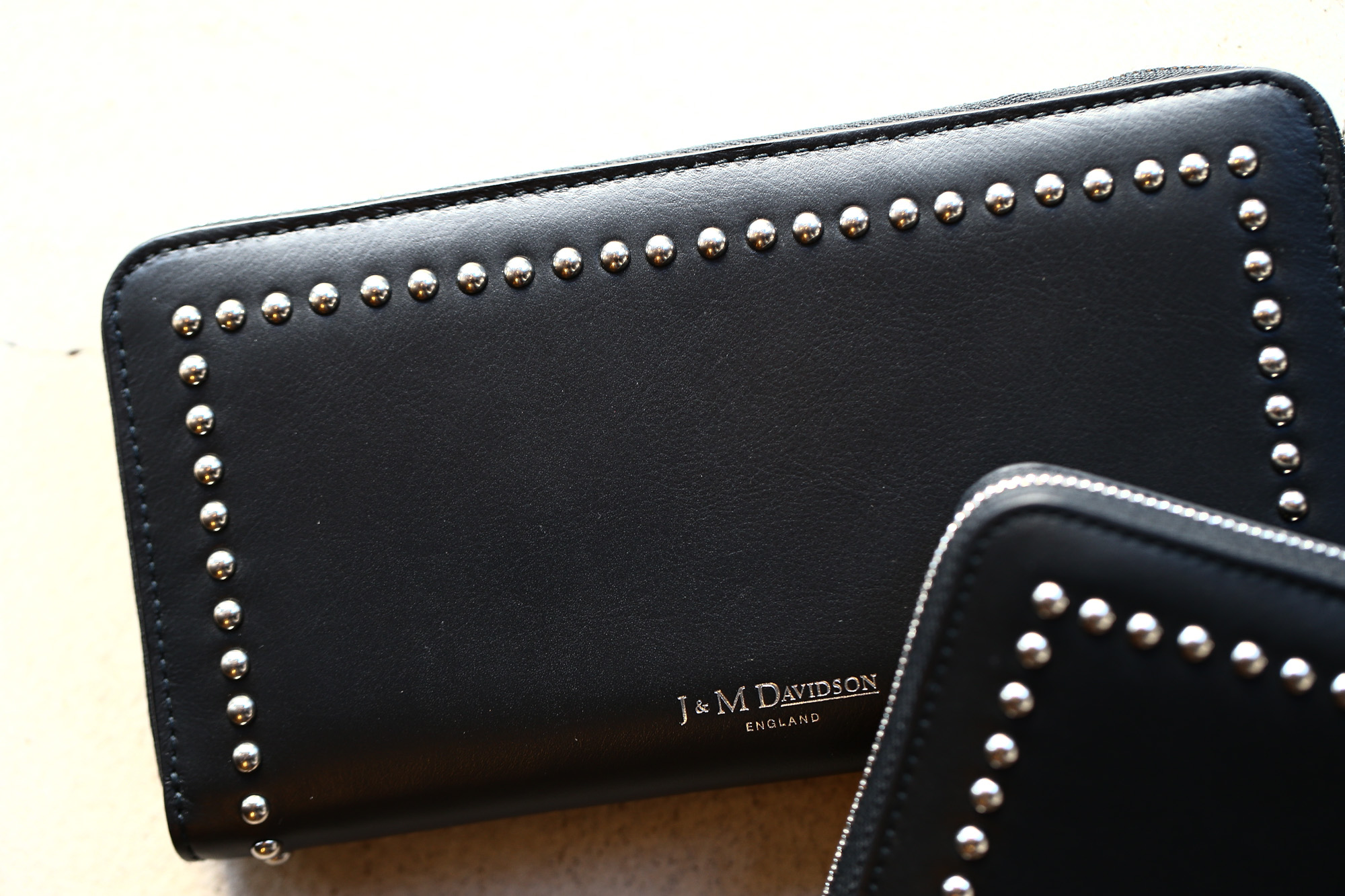 J&M DAVIDSON (ジェイアンドエムデヴィッドソン) JET SET COLLECTION (ジェットセット コレクション) ELONGATED ZIP WALLET WITH STUDS (エロンゲテッド ジップ ウォレット ウィズ スタッズ) 10128N CALF LEATHER (カーフレザー) 長財布 ウォレット BLACK (ブラック・9990) Made in spain (スペイン製) 2017 秋冬新作 jmdavidson ジェイエムデヴィッドソン 財布 ウォレット 愛知 名古屋 Alto e Diritto アルト エ デリット