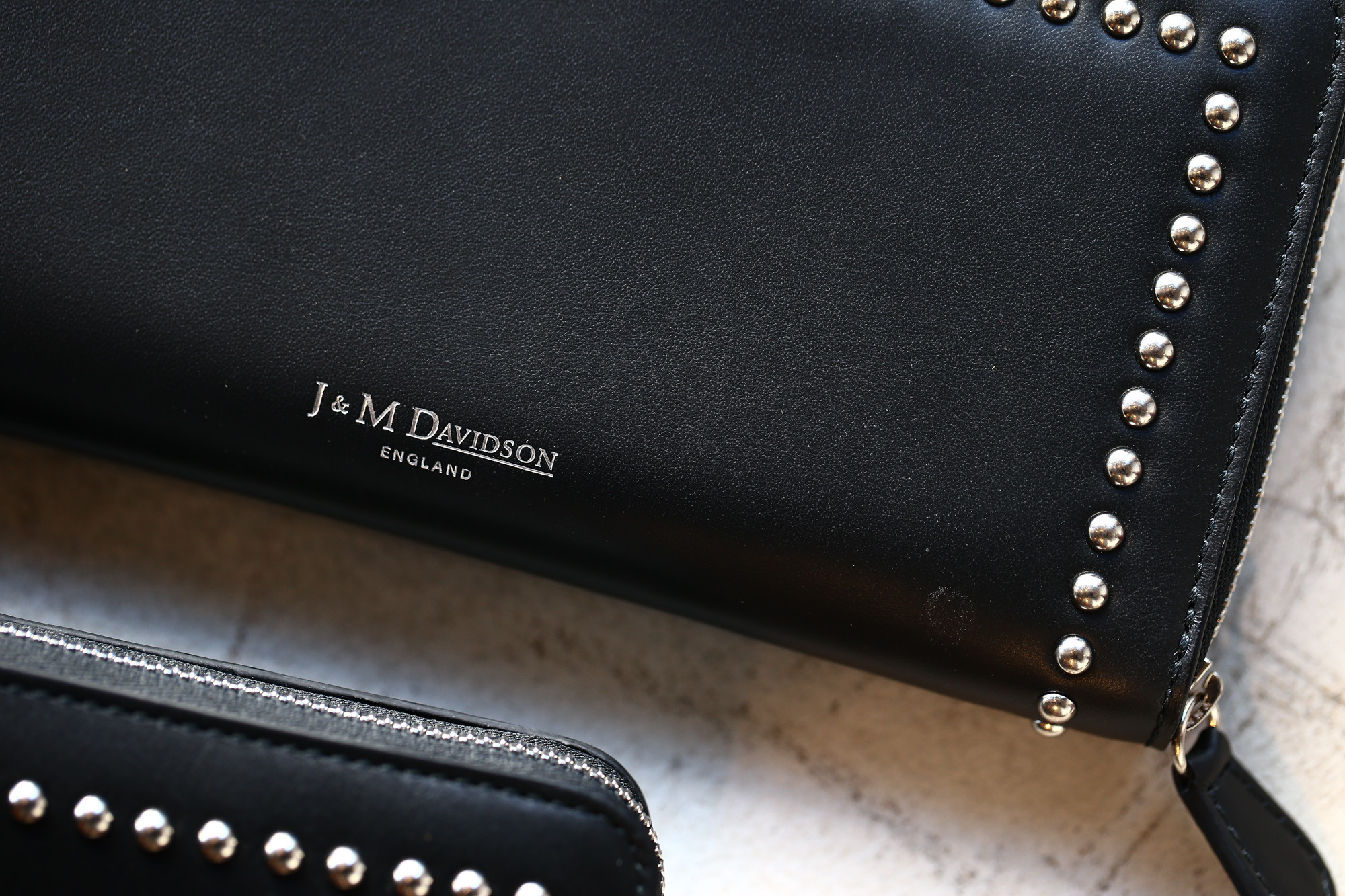 J&M DAVIDSON (ジェイアンドエムデヴィッドソン) JET SET COLLECTION (ジェットセット コレクション) ELONGATED ZIP WALLET WITH STUDS (エロンゲテッド ジップ ウォレット ウィズ スタッズ) 10128N CALF LEATHER (カーフレザー) 長財布 ウォレット BLACK (ブラック・9990) Made in spain (スペイン製) 2017 秋冬新作 jmdavidson ジェイエムデヴィッドソン 財布 ウォレット 愛知 名古屋 Alto e Diritto アルト エ デリット