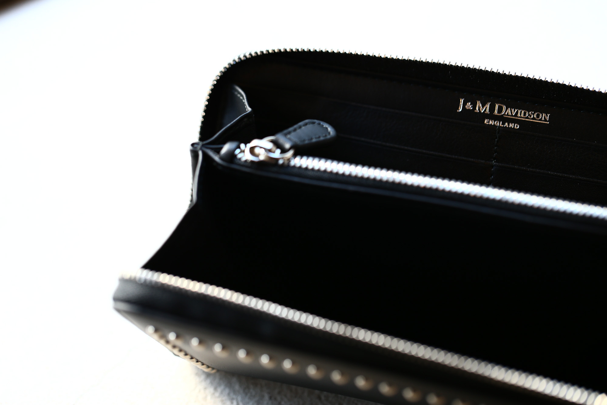 J&M DAVIDSON (ジェイアンドエムデヴィッドソン) JET SET COLLECTION (ジェットセット コレクション) ELONGATED ZIP WALLET WITH STUDS (エロンゲテッド ジップ ウォレット ウィズ スタッズ) 10128N CALF LEATHER (カーフレザー) 長財布 ウォレット BLACK (ブラック・9990) Made in spain (スペイン製) 2017 秋冬新作 jmdavidson ジェイエムデヴィッドソン 財布 ウォレット 愛知 名古屋 Alto e Diritto アルト エ デリット