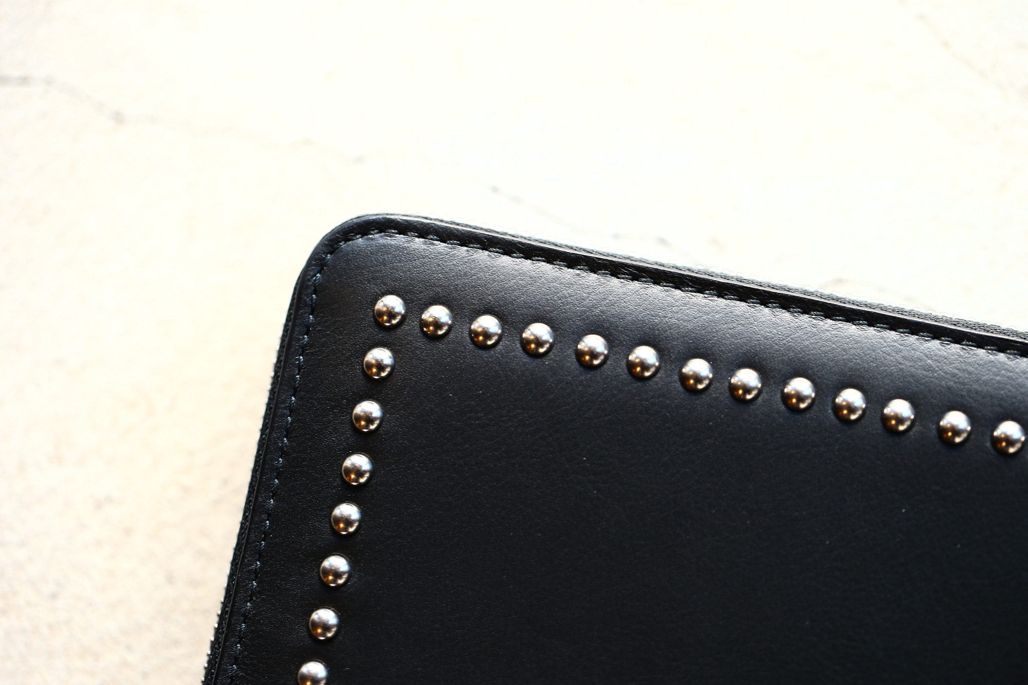 J&M DAVIDSON (ジェイアンドエムデヴィッドソン) JET SET COLLECTION (ジェットセット コレクション) ELONGATED ZIP WALLET WITH STUDS (エロンゲテッド ジップ ウォレット ウィズ スタッズ) 10128N CALF LEATHER (カーフレザー) 長財布 ウォレット BLACK (ブラック・9990) Made in spain (スペイン製) 2017 秋冬新作 jmdavidson ジェイエムデヴィッドソン 財布 ウォレット 愛知 名古屋 Alto e Diritto アルト エ デリット