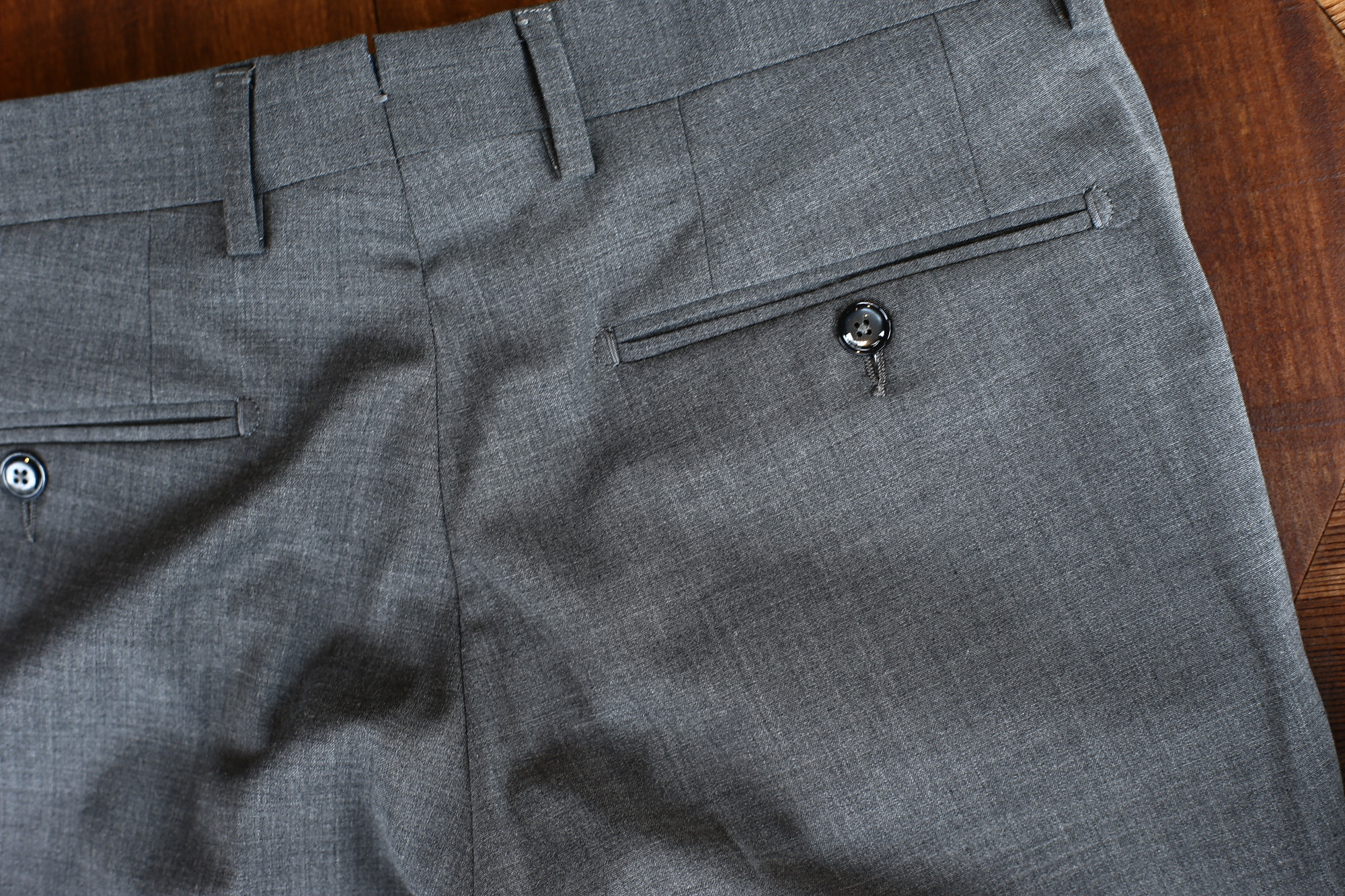 VIGANO (ヴィガーノ) WASHABLE SLACKS (ウォッシャブル スラックス) ウォッシャブル トロピカルウール テーパード 2プリーツ パンツ MEDIUM GRAY (ミディアムグレー・928) 2018 春夏新作 vigano ヴィガーノ 愛知 名古屋 Alto e Diritto アルト エ デリット スラックス グレスラ ネイビースラックス