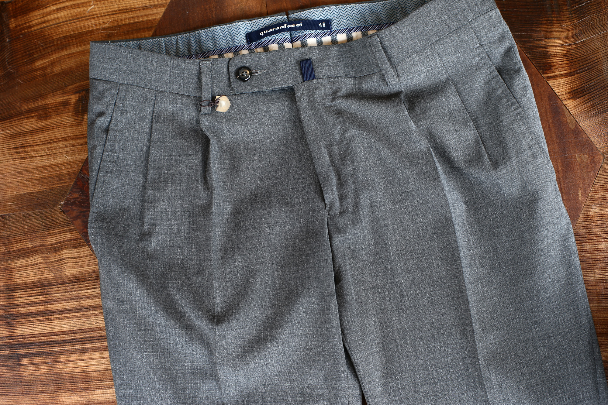 VIGANO (ヴィガーノ) WASHABLE SLACKS (ウォッシャブル スラックス) ウォッシャブル トロピカルウール テーパード 2プリーツ パンツ MEDIUM GRAY (ミディアムグレー・928) 2018 春夏新作 vigano ヴィガーノ 愛知 名古屋 Alto e Diritto アルト エ デリット スラックス グレスラ ネイビースラックス