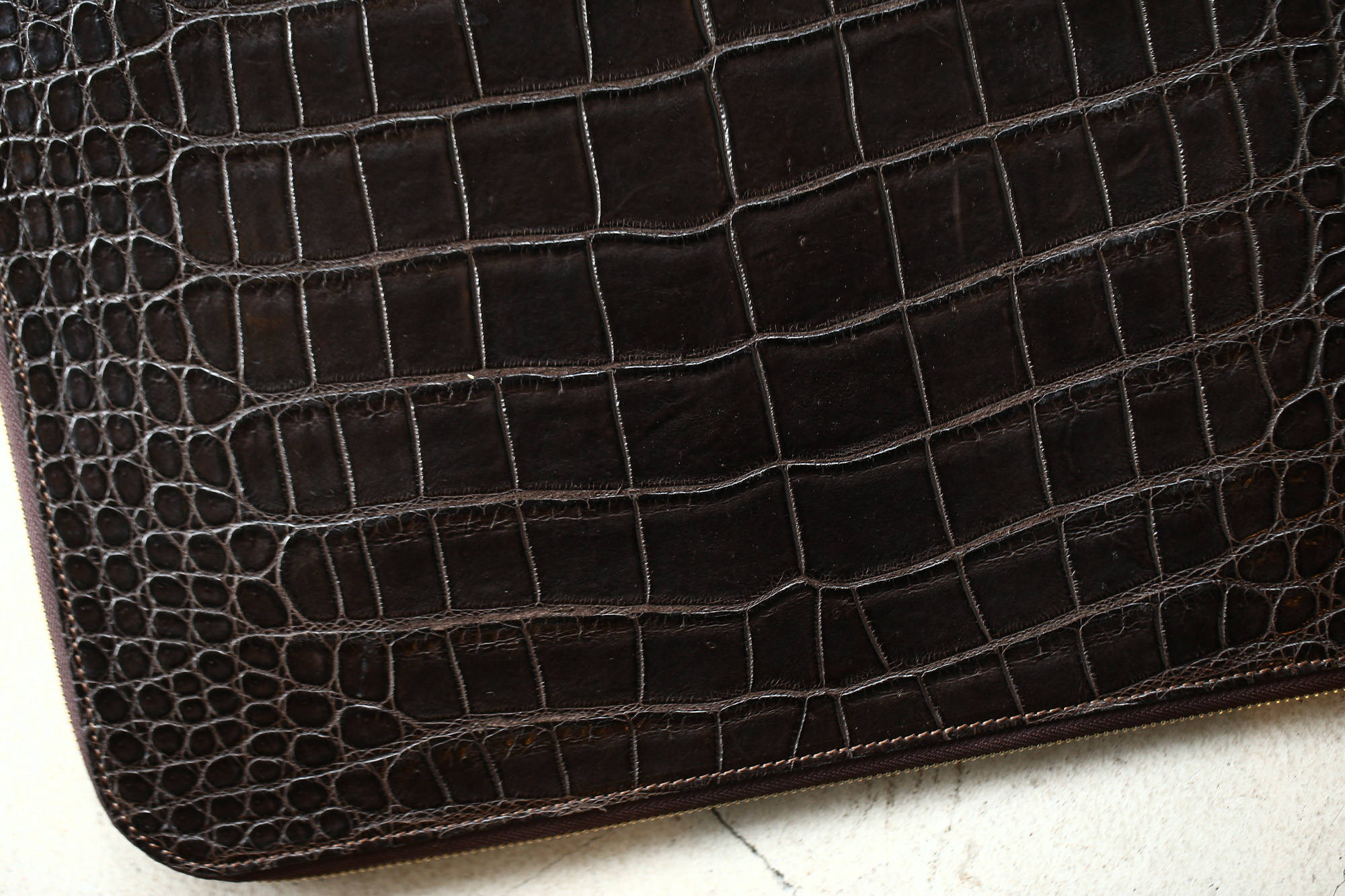 Cisei × 山本製鞄 (シセイ × 山本製鞄) Crocodile Document Case Large (クロコダイル ドキュメントケース ラージ) Nile Crocodile Leather (ワニ革) ナイル クロコダイル クラッチバッグ BLACK(ブラック),NAVY(ネイビー),BROWN(ブラウン)  Made in Japan (日本製)  cisei yamamotoseiho トートバック クロコ 愛知 名古屋 Alto e Diritto アルト エ デリット