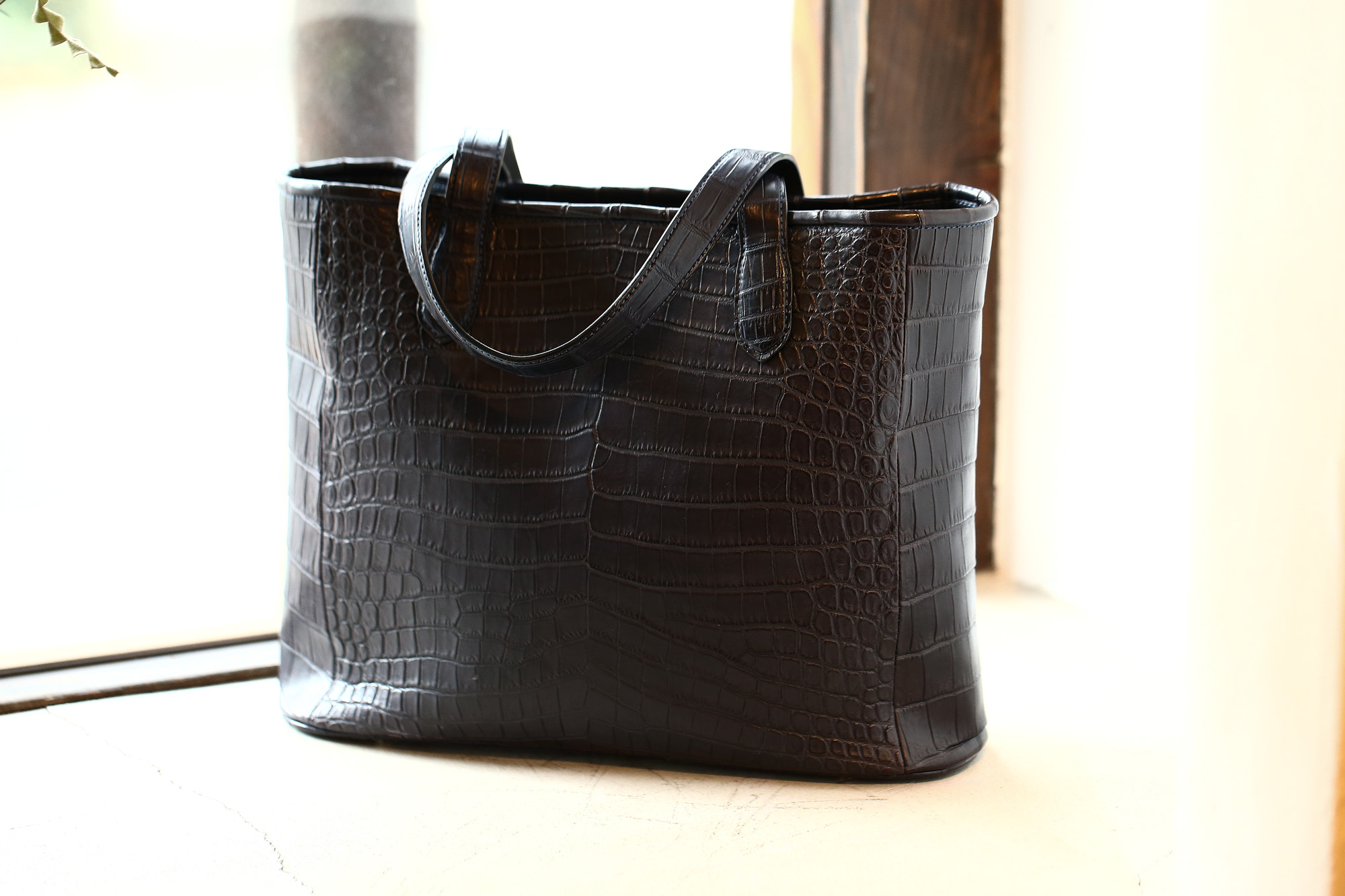 Cisei × 山本製鞄 (シセイ × 山本製鞄) Crocodile Tote Bag Medium (クロコダイル トートバッグ ミディアム) Nile Crocodile Leather (ワニ革) ナイル クロコダイル トート バッグ BLACK(ブラック),NAVY(ネイビー),BROWN(ブラウン) Made in Japan (日本製) cisei yamamotoseiho トートバック クロコ 愛知 名古屋 Alto e Diritto アルト エ デリット 