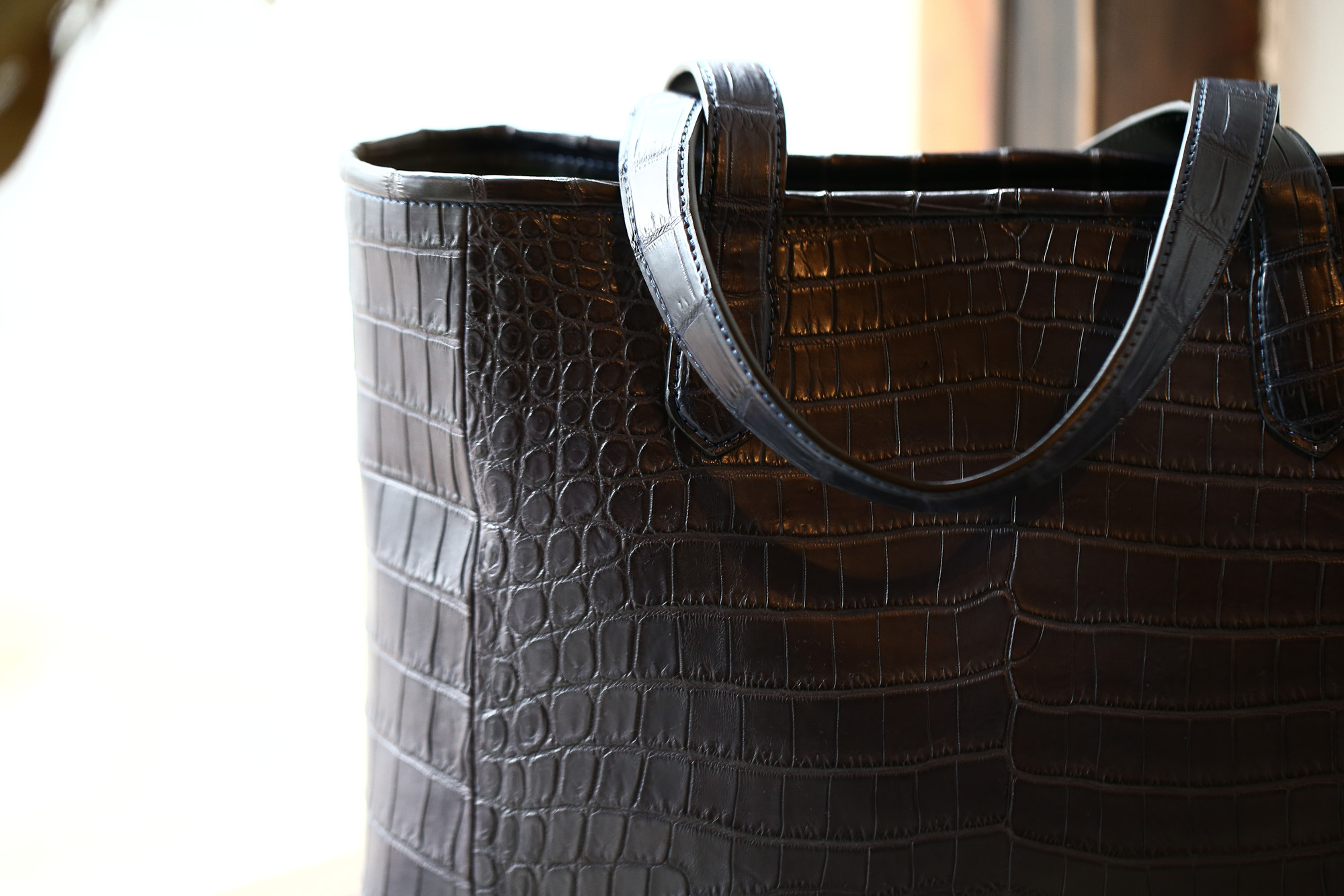 Cisei × 山本製鞄 (シセイ × 山本製鞄) Crocodile Tote Bag Medium (クロコダイル トートバッグ ミディアム) Nile Crocodile Leather (ワニ革) ナイル クロコダイル トート バッグ BLACK(ブラック),NAVY(ネイビー),BROWN(ブラウン) Made in Japan (日本製) cisei yamamotoseiho トートバック クロコ 愛知 名古屋 Alto e Diritto アルト エ デリット 