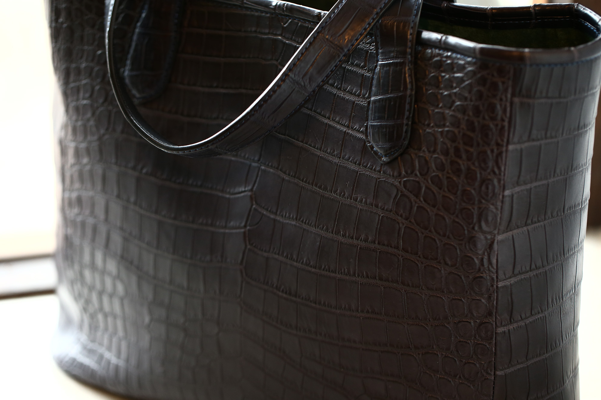 Cisei × 山本製鞄 (シセイ × 山本製鞄) Crocodile Tote Bag Medium (クロコダイル トートバッグ ミディアム) Nile Crocodile Leather (ワニ革) ナイル クロコダイル トート バッグ BLACK(ブラック),NAVY(ネイビー),BROWN(ブラウン) Made in Japan (日本製) cisei yamamotoseiho トートバック クロコ 愛知 名古屋 Alto e Diritto アルト エ デリット 