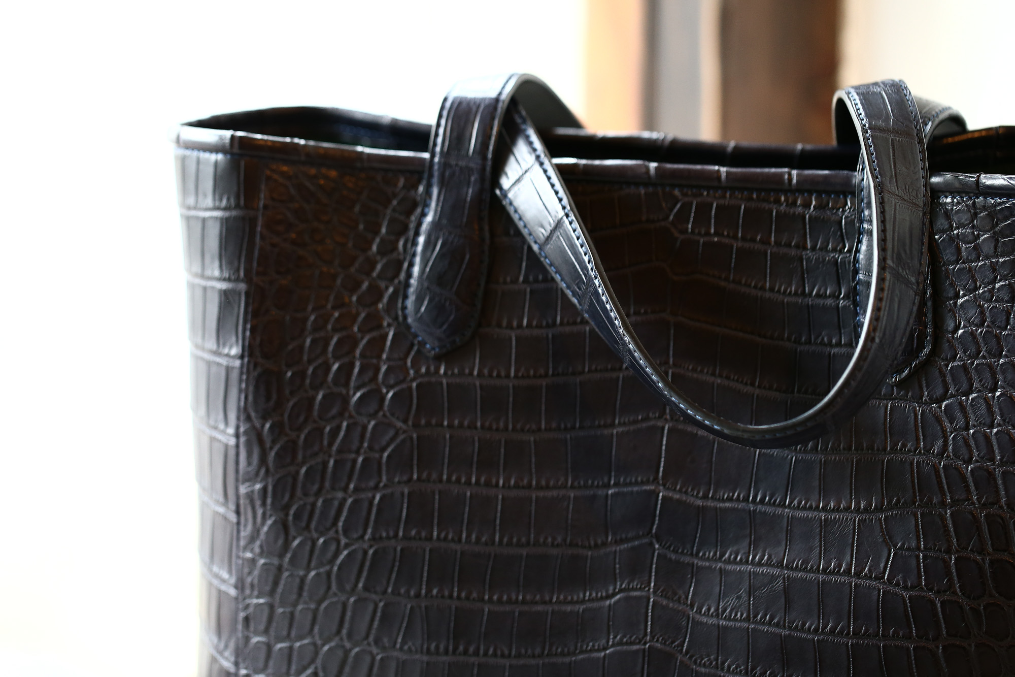 Cisei × 山本製鞄 (シセイ × 山本製鞄) Crocodile Tote Bag Medium (クロコダイル トートバッグ ミディアム) Nile Crocodile Leather (ワニ革) ナイル クロコダイル トート バッグ BLACK(ブラック),NAVY(ネイビー),BROWN(ブラウン) Made in Japan (日本製) cisei yamamotoseiho トートバック クロコ 愛知 名古屋 Alto e Diritto アルト エ デリット 