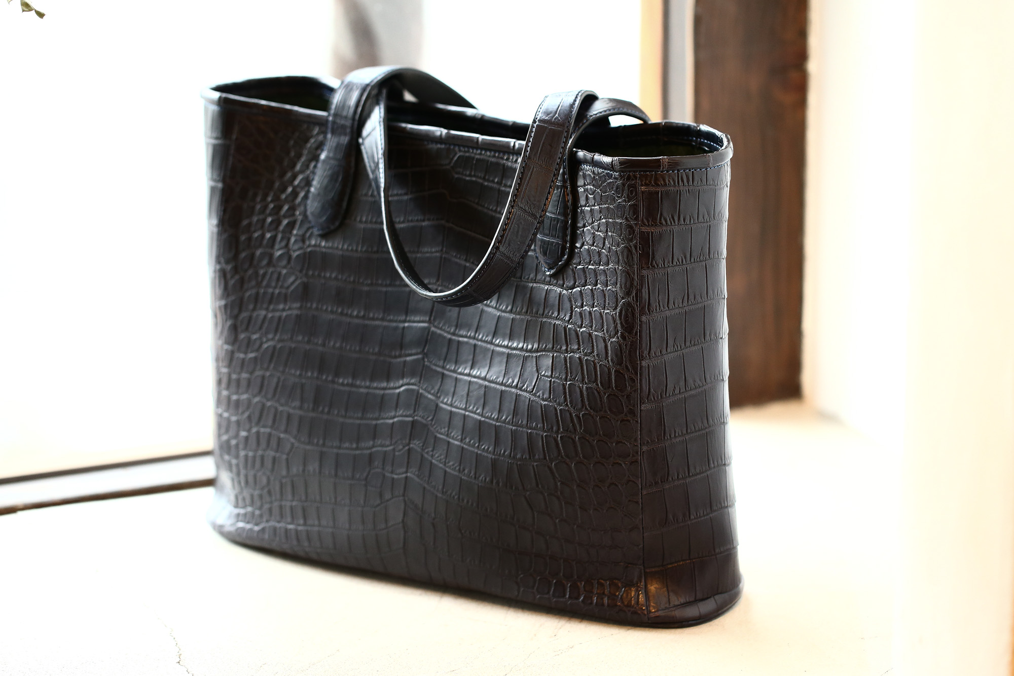 Cisei × 山本製鞄 (シセイ × 山本製鞄) Crocodile Tote Bag Medium (クロコダイル トートバッグ ミディアム) Nile Crocodile Leather (ワニ革) ナイル クロコダイル トート バッグ BLACK(ブラック),NAVY(ネイビー),BROWN(ブラウン) Made in Japan (日本製) cisei yamamotoseiho トートバック クロコ 愛知 名古屋 Alto e Diritto アルト エ デリット 