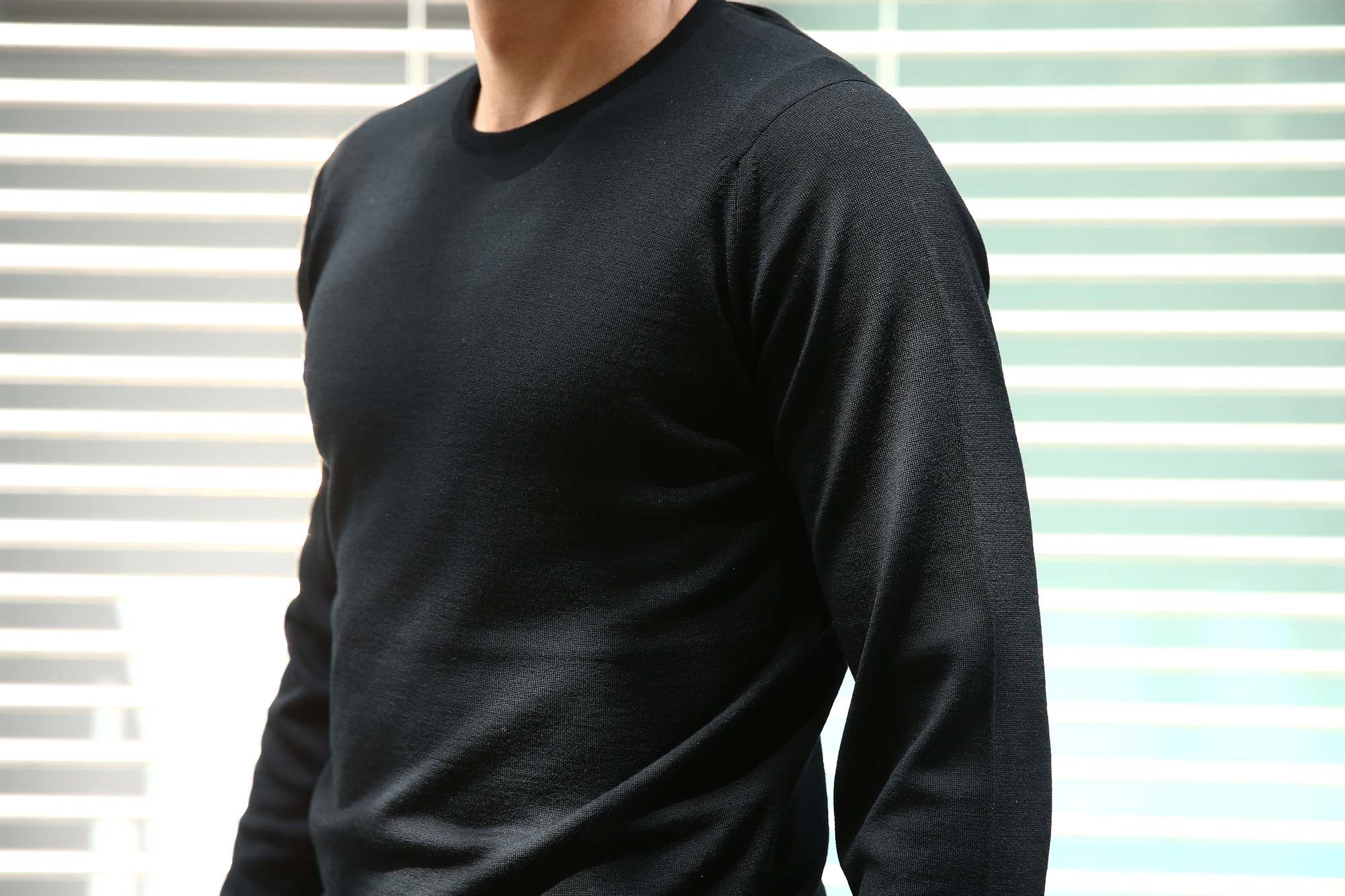 JOHN SMEDLEY (ジョンスメドレー) SICILY (シシリー) 30G Merino Wool (30ゲージメリノウール) クルーネックセーター BLACK (ブラック) Made in England (イギリス製)　2018 秋冬 johnsmedley ジョンスメドレー 愛知 名古屋 Alto e Diritto アルト エ デリット alto e diritto アルトエデリット