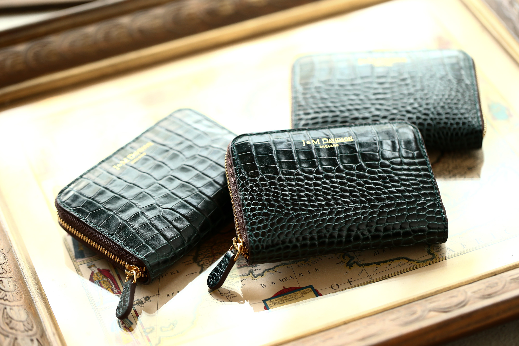 J&M DAVIDSON (ジェイアンドエムデヴィッドソン) SMALL ZIP PURSE (スモール ジップ パース) 7444 SMALL MOCK CROC (クロコダイル型押し) 折財布 ショートウォレット BOTTLE GREEN / NAVY (ボトルグリーン / ネイビー・4801) Made in spain (スペイン製) 2018 秋冬新作 jandmdavidson jmdavidson ウォレット ジェイエム 愛知 名古屋 Alto e Diritto アルト エ デリット alto e diritto アルトエデリット