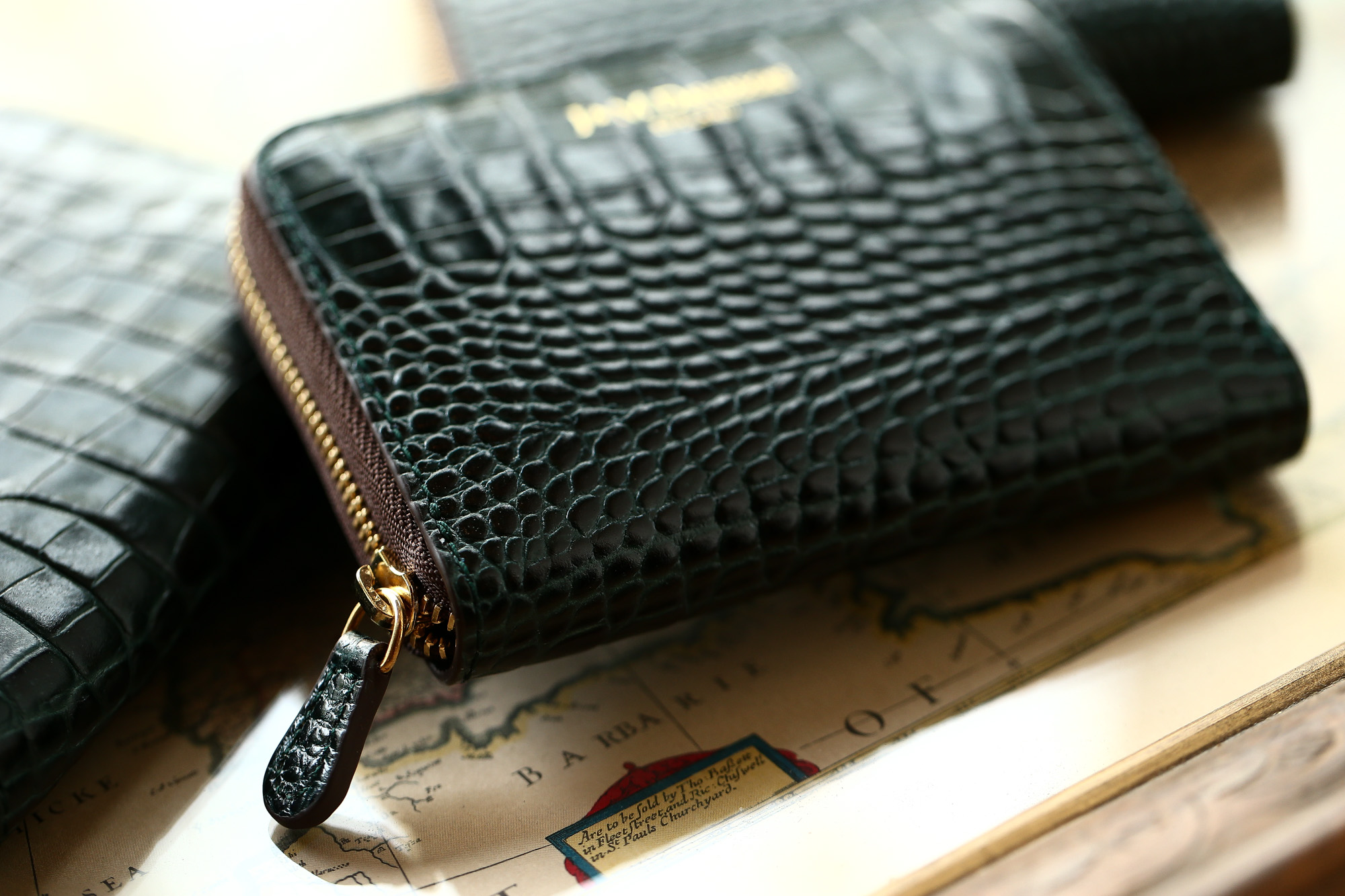 J&M DAVIDSON (ジェイアンドエムデヴィッドソン) SMALL ZIP PURSE (スモール ジップ パース) 7444 SMALL MOCK CROC (クロコダイル型押し) 折財布 ショートウォレット BOTTLE GREEN / NAVY (ボトルグリーン / ネイビー・4801) Made in spain (スペイン製) 2018 秋冬新作 jandmdavidson jmdavidson ウォレット ジェイエム 愛知 名古屋 Alto e Diritto アルト エ デリット alto e diritto アルトエデリット