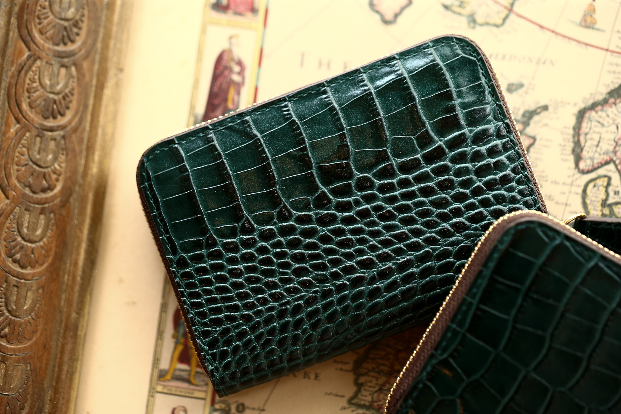 J&M DAVIDSON (ジェイアンドエムデヴィッドソン) SMALL ZIP PURSE (スモール ジップ パース) 7444 SMALL MOCK CROC (クロコダイル型押し) 折財布 ショートウォレット BOTTLE GREEN / NAVY (ボトルグリーン / ネイビー・4801) Made in spain (スペイン製) 2018 秋冬新作 jandmdavidson jmdavidson ウォレット ジェイエム 愛知 名古屋 Alto e Diritto アルト エ デリット alto e diritto アルトエデリット