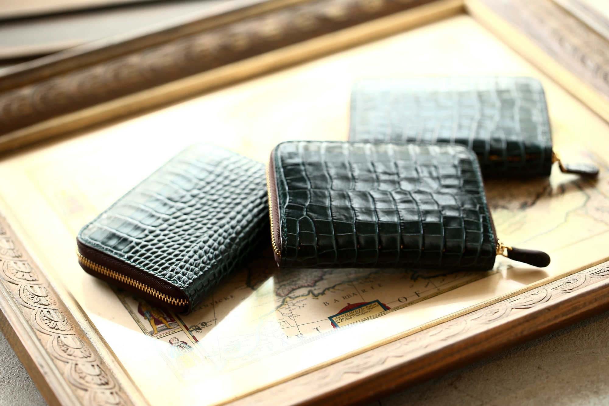 J&M DAVIDSON (ジェイアンドエムデヴィッドソン) SMALL ZIP PURSE (スモール ジップ パース) 7444 SMALL MOCK CROC (クロコダイル型押し) 折財布 ショートウォレット BOTTLE GREEN / NAVY (ボトルグリーン / ネイビー・4801) Made in spain (スペイン製) 2018 秋冬新作 jandmdavidson jmdavidson ウォレット ジェイエム 愛知 名古屋 Alto e Diritto アルト エ デリット alto e diritto アルトエデリット