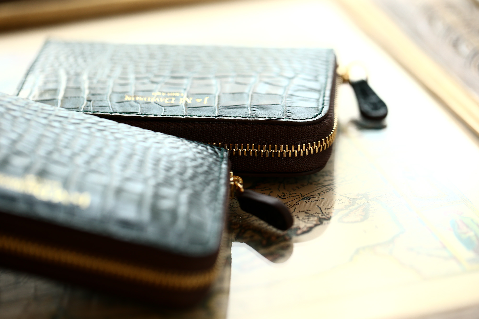 J&M DAVIDSON (ジェイアンドエムデヴィッドソン) SMALL ZIP PURSE (スモール ジップ パース) 7444 SMALL MOCK CROC (クロコダイル型押し) 折財布 ショートウォレット BOTTLE GREEN / NAVY (ボトルグリーン / ネイビー・4801) Made in spain (スペイン製) 2018 秋冬新作 jandmdavidson jmdavidson ウォレット ジェイエム 愛知 名古屋 Alto e Diritto アルト エ デリット alto e diritto アルトエデリット