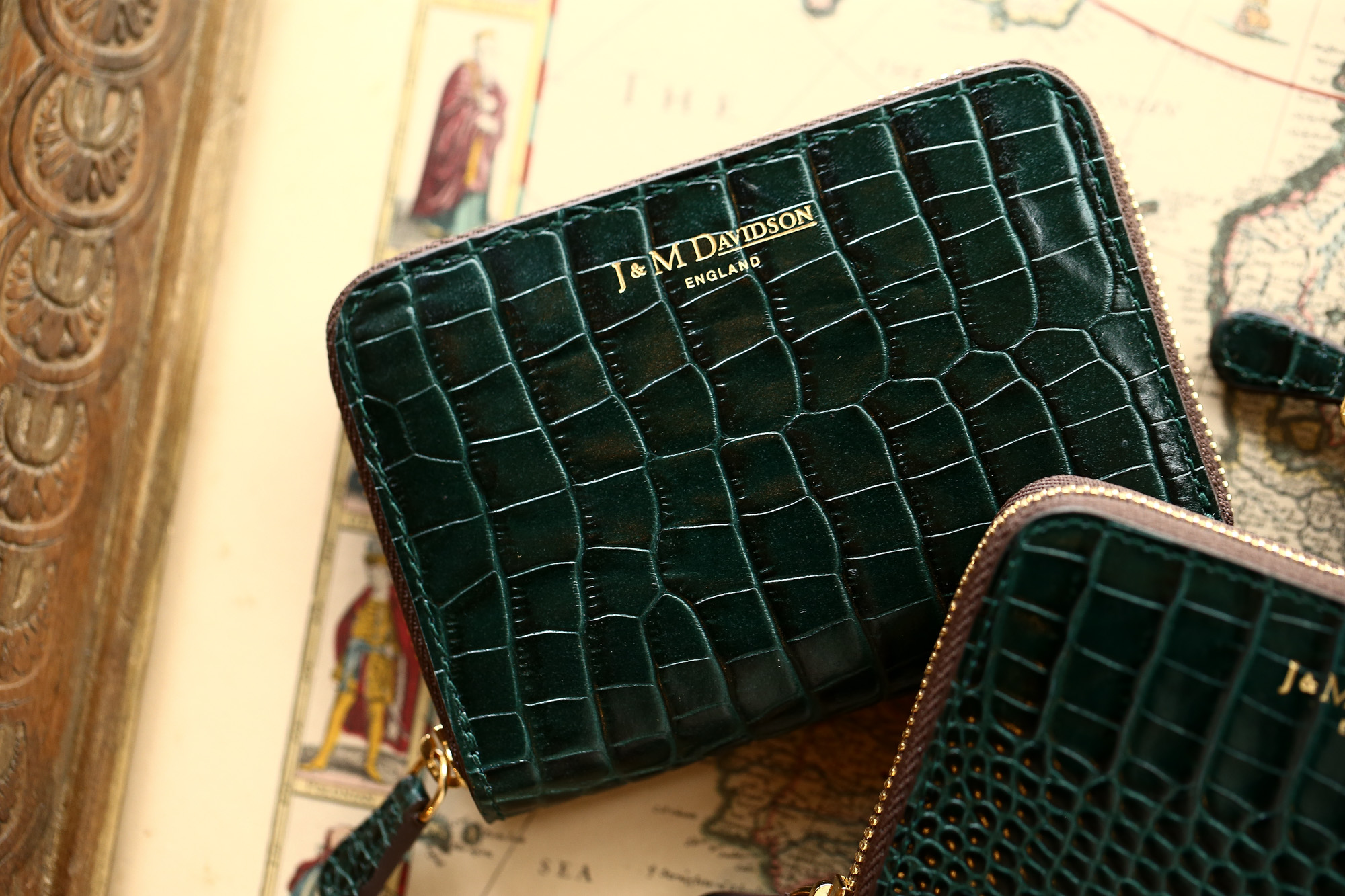 J&M DAVIDSON (ジェイアンドエムデヴィッドソン) SMALL ZIP PURSE (スモール ジップ パース) 7444 SMALL MOCK CROC (クロコダイル型押し) 折財布 ショートウォレット BOTTLE GREEN / NAVY (ボトルグリーン / ネイビー・4801) Made in spain (スペイン製) 2018 秋冬新作 jandmdavidson jmdavidson ウォレット ジェイエム 愛知 名古屋 Alto e Diritto アルト エ デリット alto e diritto アルトエデリット