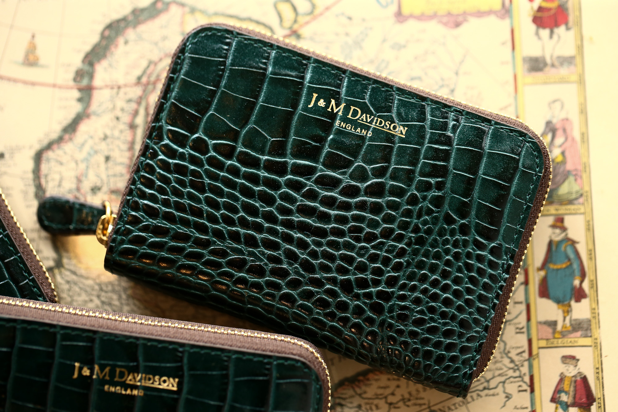 J&M DAVIDSON (ジェイアンドエムデヴィッドソン) SMALL ZIP PURSE (スモール ジップ パース) 7444 SMALL MOCK CROC (クロコダイル型押し) 折財布 ショートウォレット BOTTLE GREEN / NAVY (ボトルグリーン / ネイビー・4801) Made in spain (スペイン製) 2018 秋冬新作 jandmdavidson jmdavidson ウォレット ジェイエム 愛知 名古屋 Alto e Diritto アルト エ デリット alto e diritto アルトエデリット