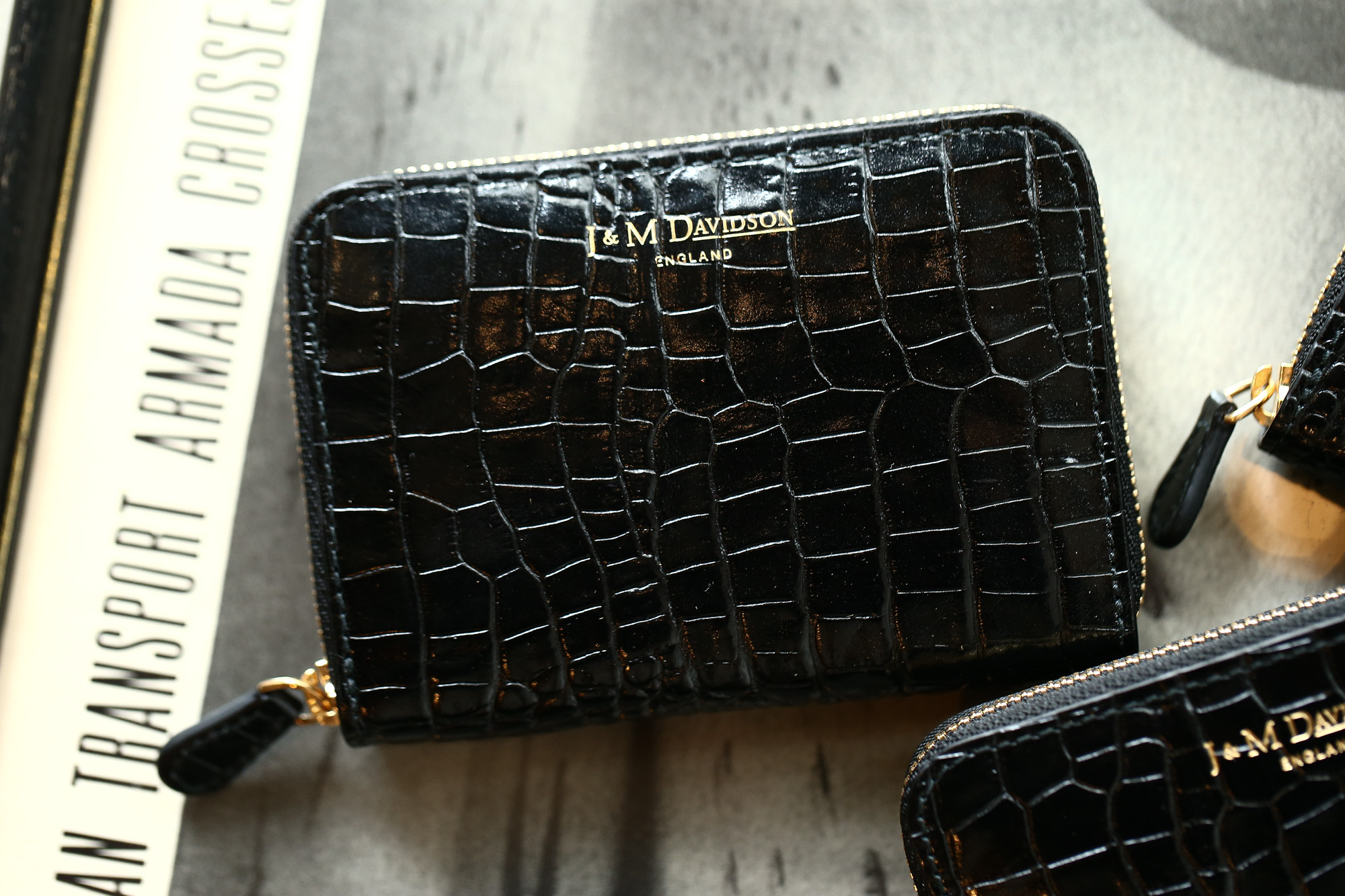 J&M DAVIDSON (ジェイアンドエムデヴィッドソン) SMALL ZIP PURSE (スモール ジップ パース) 7464 MEDIUM MOCK CROC (クロコダイル型押し) 折財布 ショートウォレットBLACK (ブラック・9990) Made in spain (スペイン製) 2018 秋冬新作 jandmdavidson jmdavidson ウォレット ジェイエム 愛知 名古屋 Alto e Diritto アルト エ デリット alto e diritto アルトエデリット