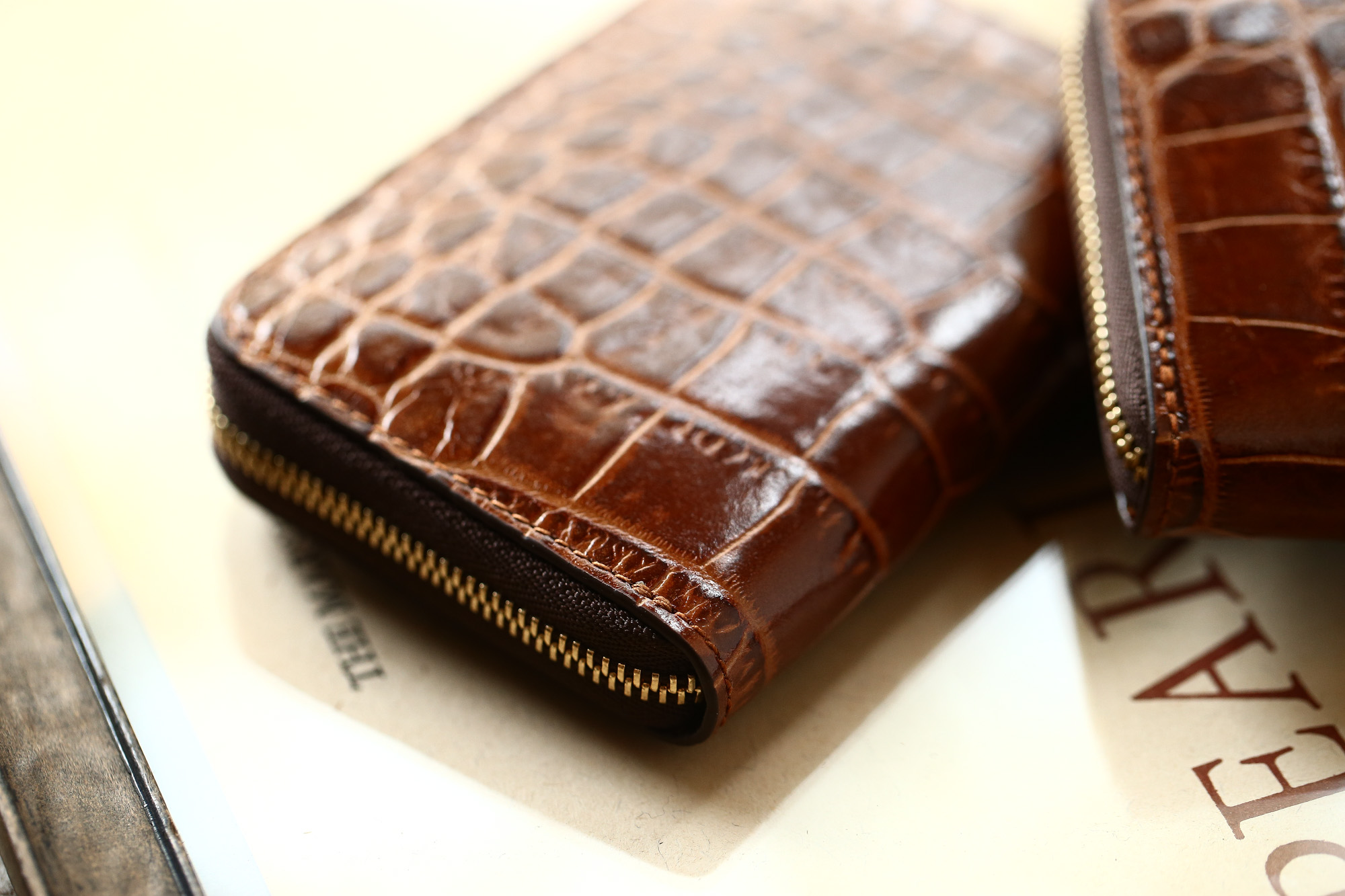 J&M DAVIDSON (ジェイアンドエムデヴィッドソン) SMALL ZIP PURSE (スモール ジップ パース) 7464 MEDIUM MOCK CROC (クロコダイル型押し) 折財布 ショートウォレット BROWN (ブラウン・6520) Made in spain (スペイン製) 2018 秋冬新作 jandmdavidson jmdavidson ウォレット ジェイエム 愛知 名古屋 Alto e Diritto アルト エ デリット alto e diritto アルトエデリット