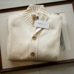Settefili Cashmere (セッテフィーリ カシミア) Giubbotto Bottoni  (カシミア ニット ジャケット) ミドルゲージ カシミア ニット スタンドネック カーディガン ジャケット OFF WHITE (オフホワイト・CG051) made in italy (イタリア製) 2018 秋冬新作のイメージ