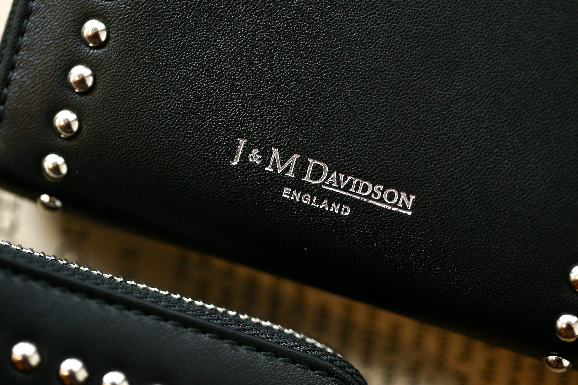 J&M DAVIDSON (ジェイアンドエムデヴィッドソン) JET SET COLLECTION (ジェットセット コレクション) SMALL ZIP PURSE WITH STUDS (スモール ジップ パース ウィズ スタッズ) 10131N CALF LEATHER (カーフレザー) 折財布 ショートウォレット BLACK (ブラック・9990) Made in spain (スペイン製) 2018 秋冬新作 jmdavidson 愛知 名古屋 Alto e Diritto アルト エ デリット