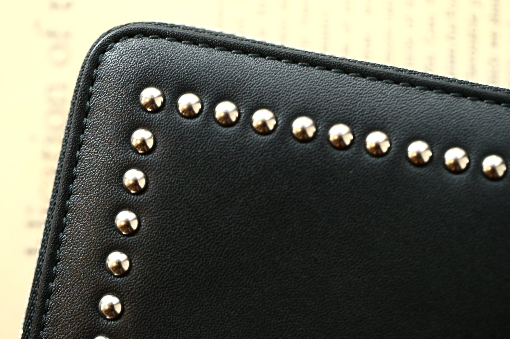 J&M DAVIDSON (ジェイアンドエムデヴィッドソン) JET SET COLLECTION (ジェットセット コレクション) SMALL ZIP PURSE WITH STUDS (スモール ジップ パース ウィズ スタッズ) 10131N CALF LEATHER (カーフレザー) 折財布 ショートウォレット BLACK (ブラック・9990) Made in spain (スペイン製) 2018 秋冬新作 jmdavidson 愛知 名古屋 Alto e Diritto アルト エ デリット