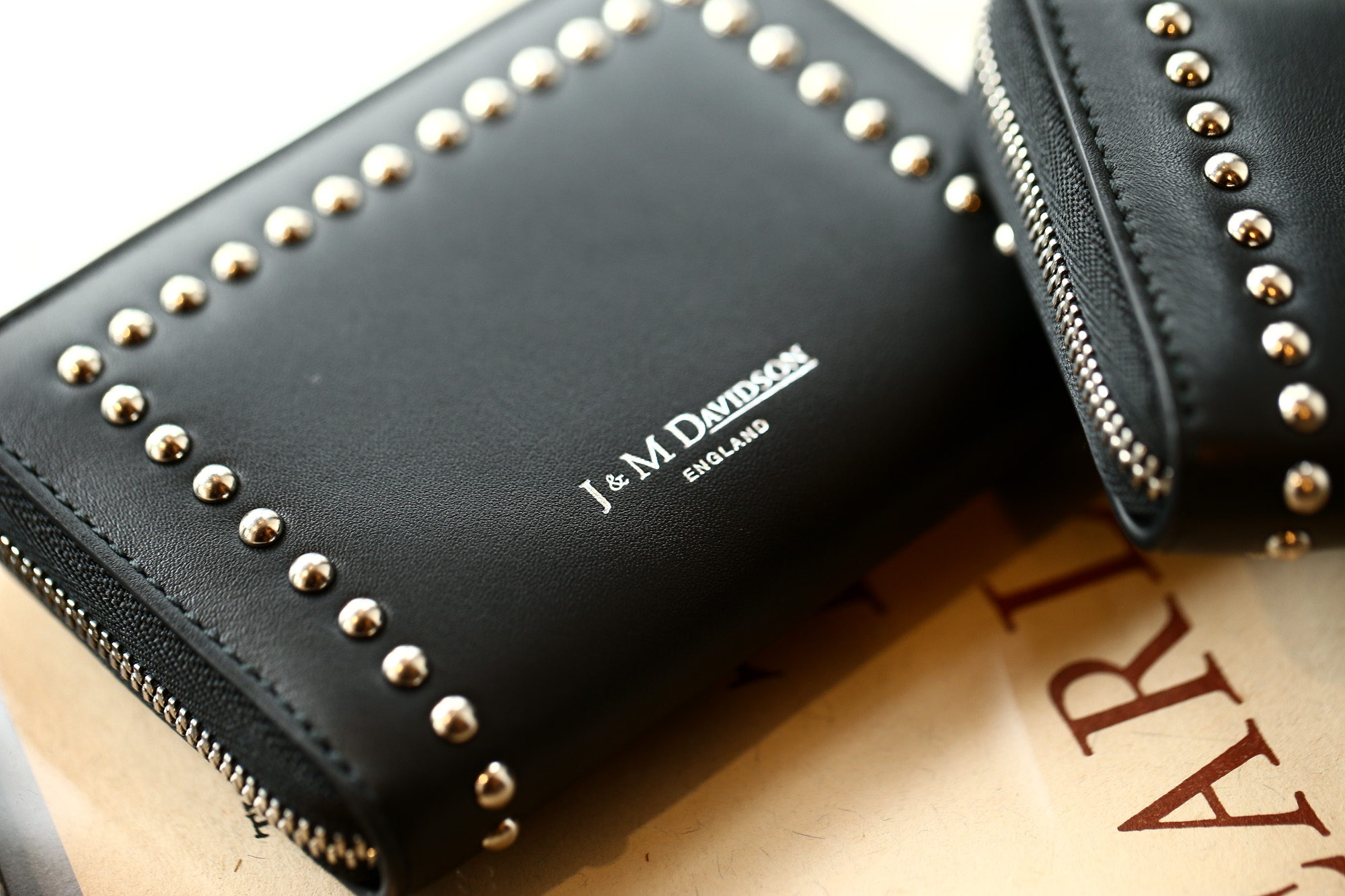 J&M DAVIDSON (ジェイアンドエムデヴィッドソン) JET SET COLLECTION (ジェットセット コレクション) SMALL ZIP PURSE WITH STUDS (スモール ジップ パース ウィズ スタッズ) 10131N CALF LEATHER (カーフレザー) 折財布 ショートウォレット BLACK (ブラック・9990) Made in spain (スペイン製) 2018 秋冬新作 jmdavidson 愛知 名古屋 Alto e Diritto アルト エ デリット