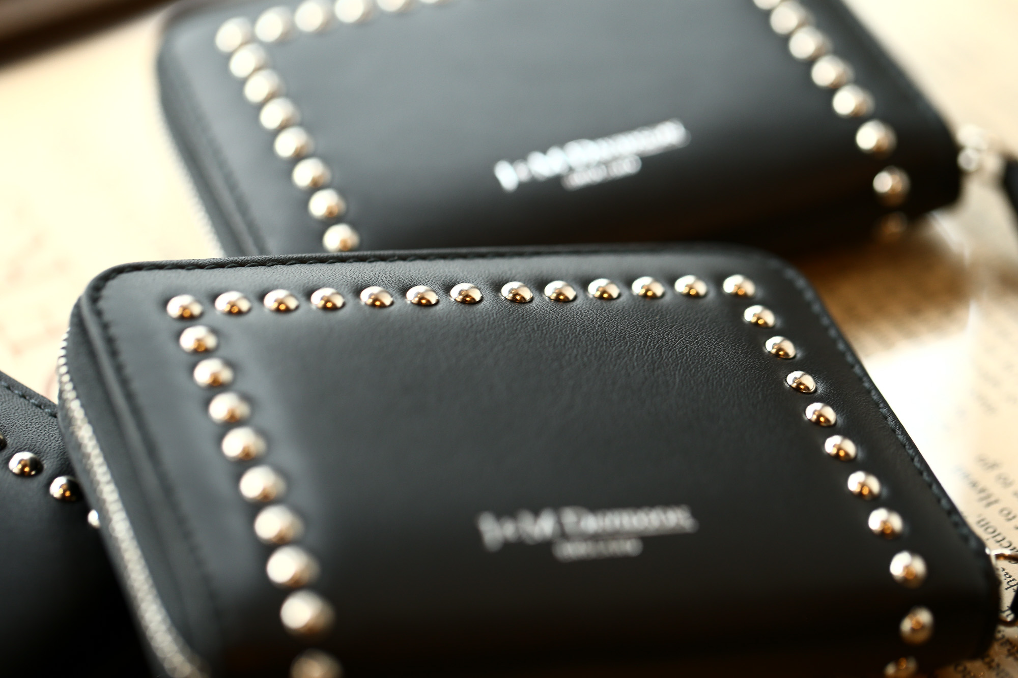 J&M DAVIDSON (ジェイアンドエムデヴィッドソン) JET SET COLLECTION (ジェットセット コレクション) SMALL ZIP PURSE WITH STUDS (スモール ジップ パース ウィズ スタッズ) 10131N CALF LEATHER (カーフレザー) 折財布 ショートウォレット BLACK (ブラック・9990) Made in spain (スペイン製) 2018 秋冬新作 jmdavidson 愛知 名古屋 Alto e Diritto アルト エ デリット