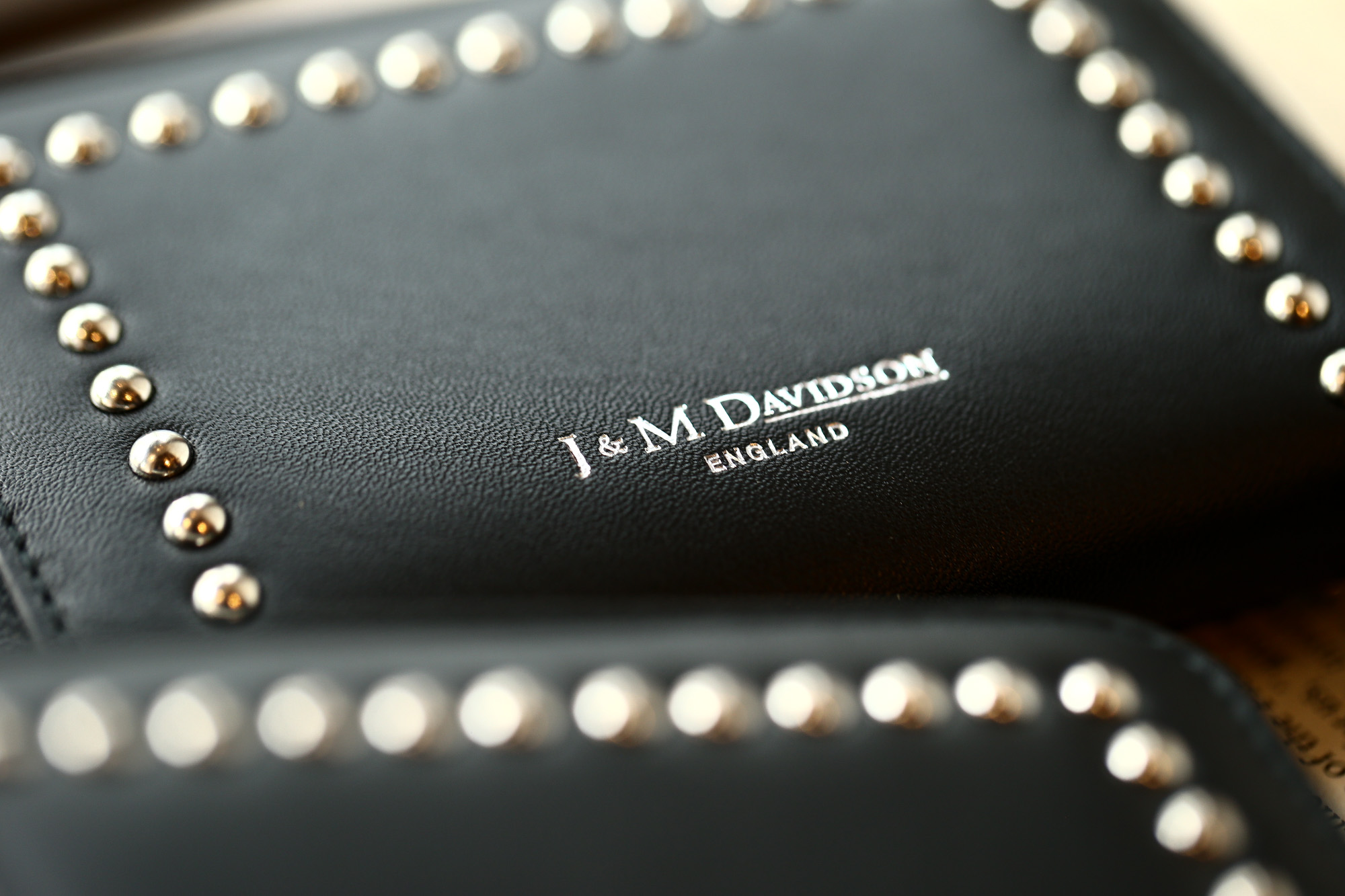 J&M DAVIDSON (ジェイアンドエムデヴィッドソン) JET SET COLLECTION (ジェットセット コレクション) SMALL ZIP PURSE WITH STUDS (スモール ジップ パース ウィズ スタッズ) 10131N CALF LEATHER (カーフレザー) 折財布 ショートウォレット BLACK (ブラック・9990) Made in spain (スペイン製) 2018 秋冬新作 jmdavidson 愛知 名古屋 Alto e Diritto アルト エ デリット