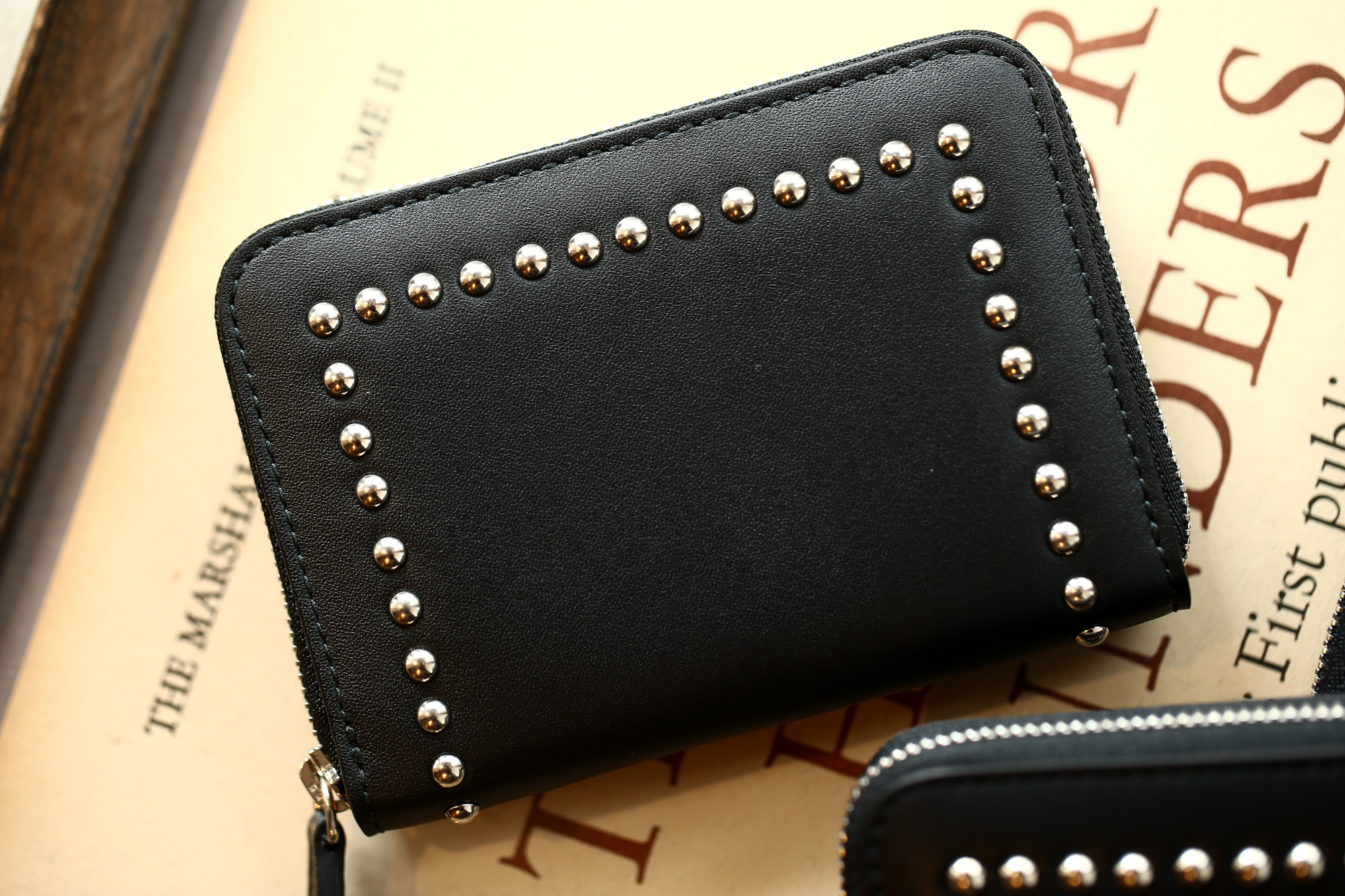 J&M DAVIDSON (ジェイアンドエムデヴィッドソン) JET SET COLLECTION (ジェットセット コレクション) SMALL ZIP PURSE WITH STUDS (スモール ジップ パース ウィズ スタッズ) 10131N CALF LEATHER (カーフレザー) 折財布 ショートウォレット BLACK (ブラック・9990) Made in spain (スペイン製) 2018 秋冬新作 jmdavidson 愛知 名古屋 Alto e Diritto アルト エ デリット