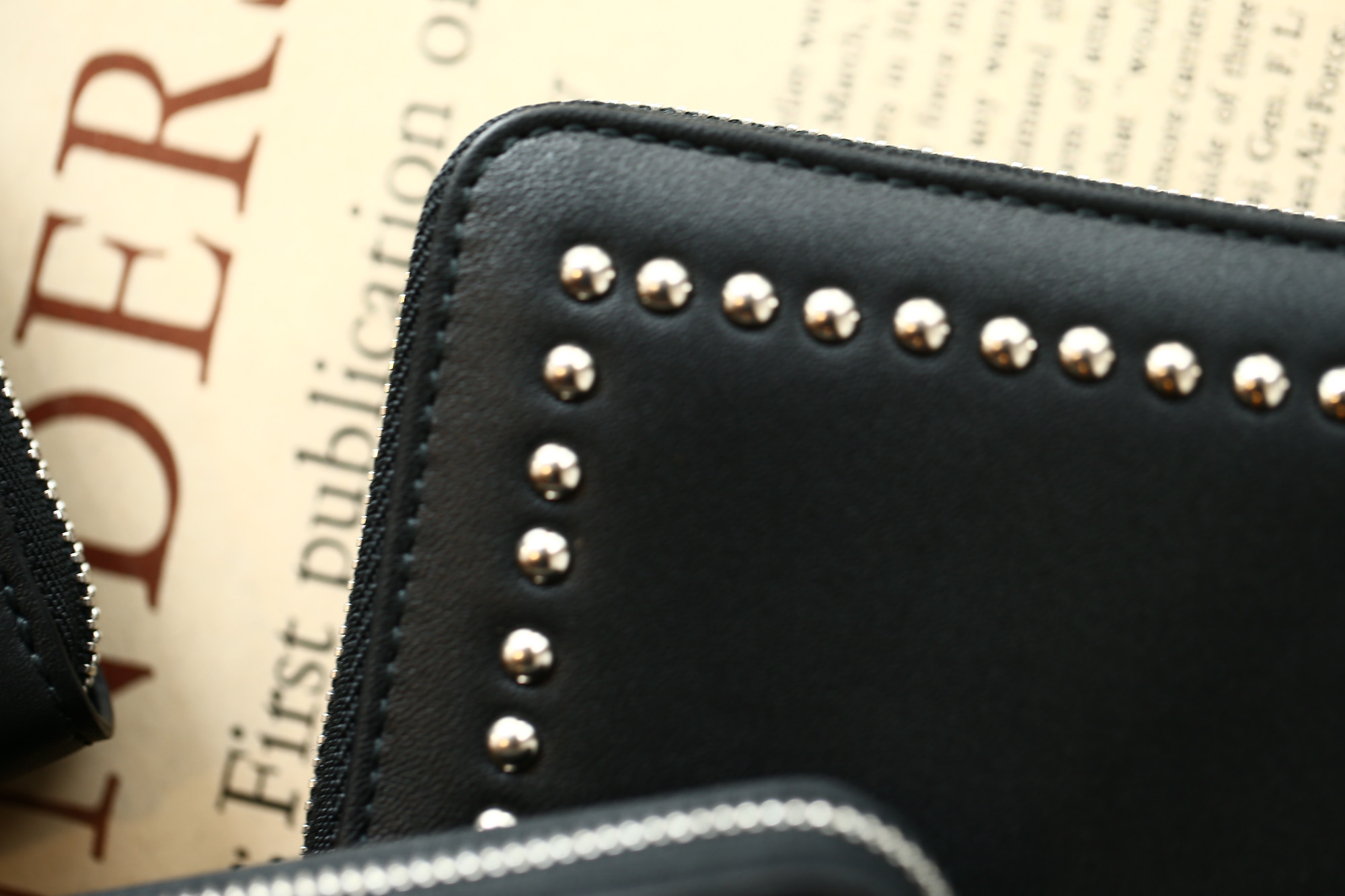 J&M DAVIDSON (ジェイアンドエムデヴィッドソン) JET SET COLLECTION (ジェットセット コレクション) SMALL ZIP PURSE WITH STUDS (スモール ジップ パース ウィズ スタッズ) 10131N CALF LEATHER (カーフレザー) 折財布 ショートウォレット BLACK (ブラック・9990) Made in spain (スペイン製) 2018 秋冬新作 jmdavidson 愛知 名古屋 Alto e Diritto アルト エ デリット