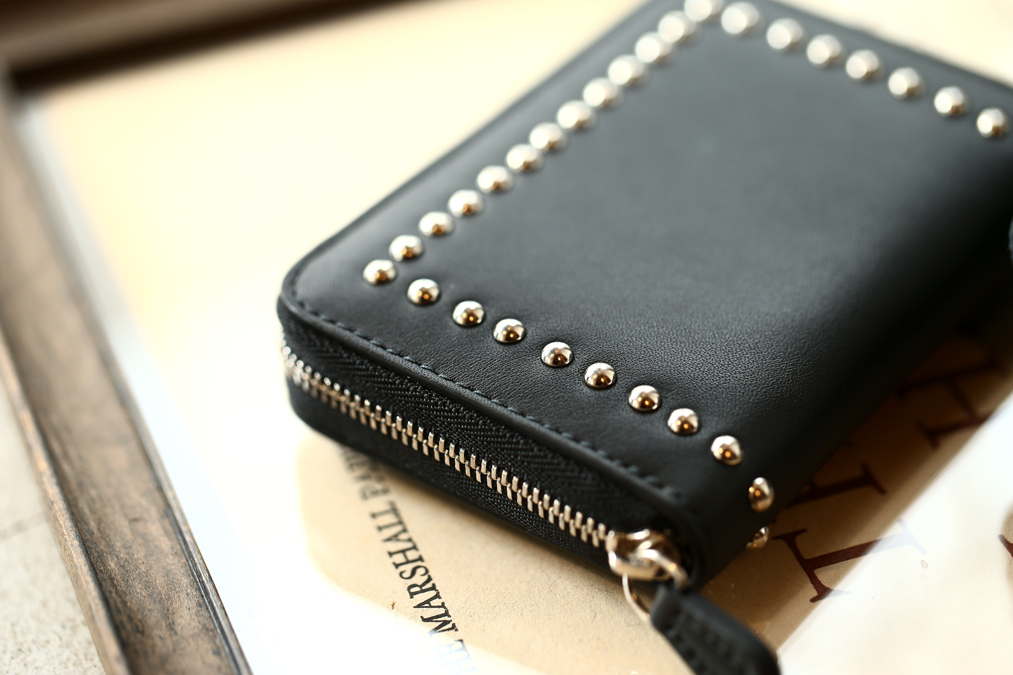 J&M DAVIDSON (ジェイアンドエムデヴィッドソン) JET SET COLLECTION (ジェットセット コレクション) SMALL ZIP PURSE WITH STUDS (スモール ジップ パース ウィズ スタッズ) 10131N CALF LEATHER (カーフレザー) 折財布 ショートウォレット BLACK (ブラック・9990) Made in spain (スペイン製) 2018 秋冬新作 jmdavidson 愛知 名古屋 Alto e Diritto アルト エ デリット