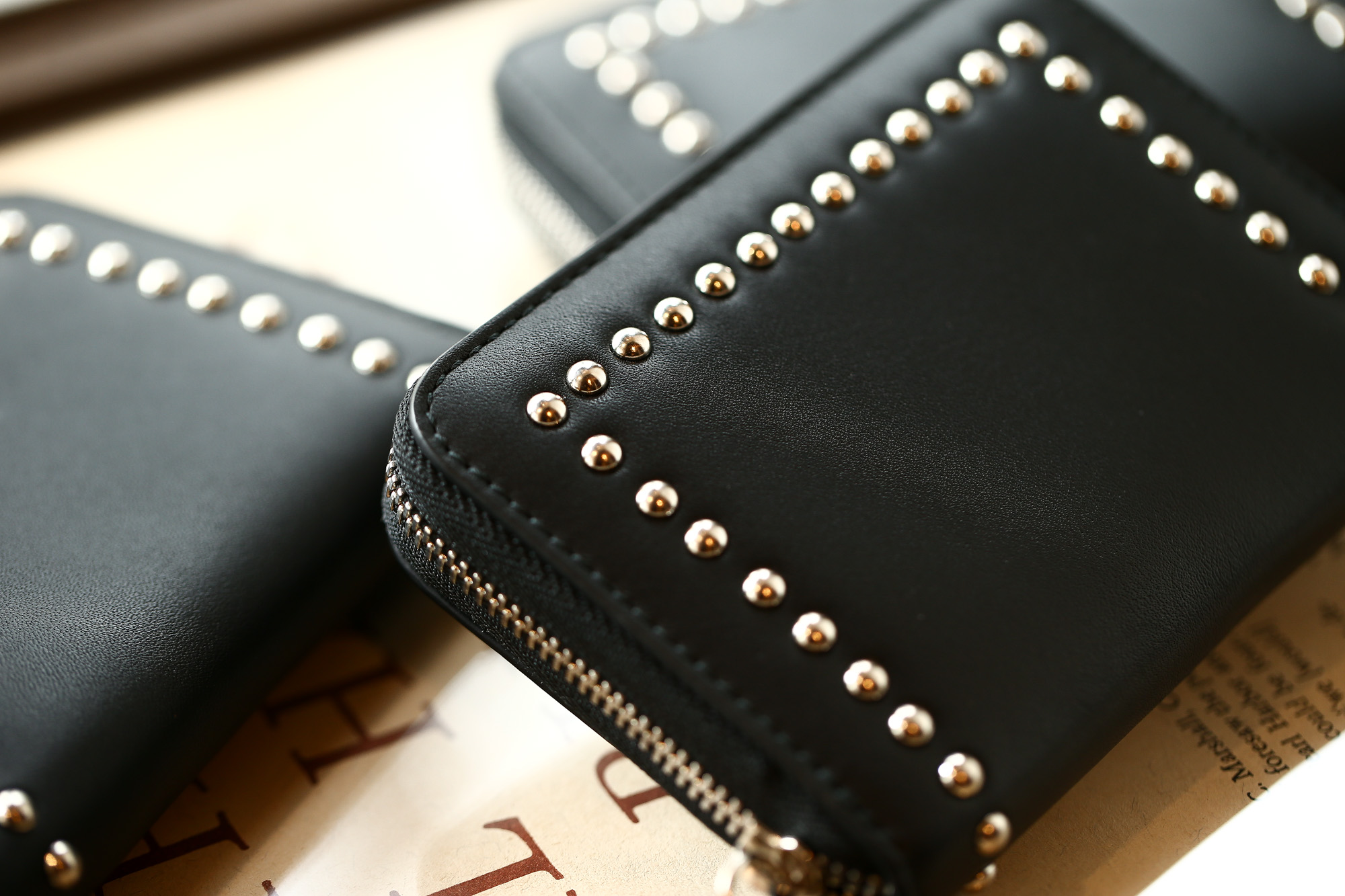 J&M DAVIDSON (ジェイアンドエムデヴィッドソン) JET SET COLLECTION (ジェットセット コレクション) SMALL ZIP PURSE WITH STUDS (スモール ジップ パース ウィズ スタッズ) 10131N CALF LEATHER (カーフレザー) 折財布 ショートウォレット BLACK (ブラック・9990) Made in spain (スペイン製) 2018 秋冬新作 jmdavidson 愛知 名古屋 Alto e Diritto アルト エ デリット