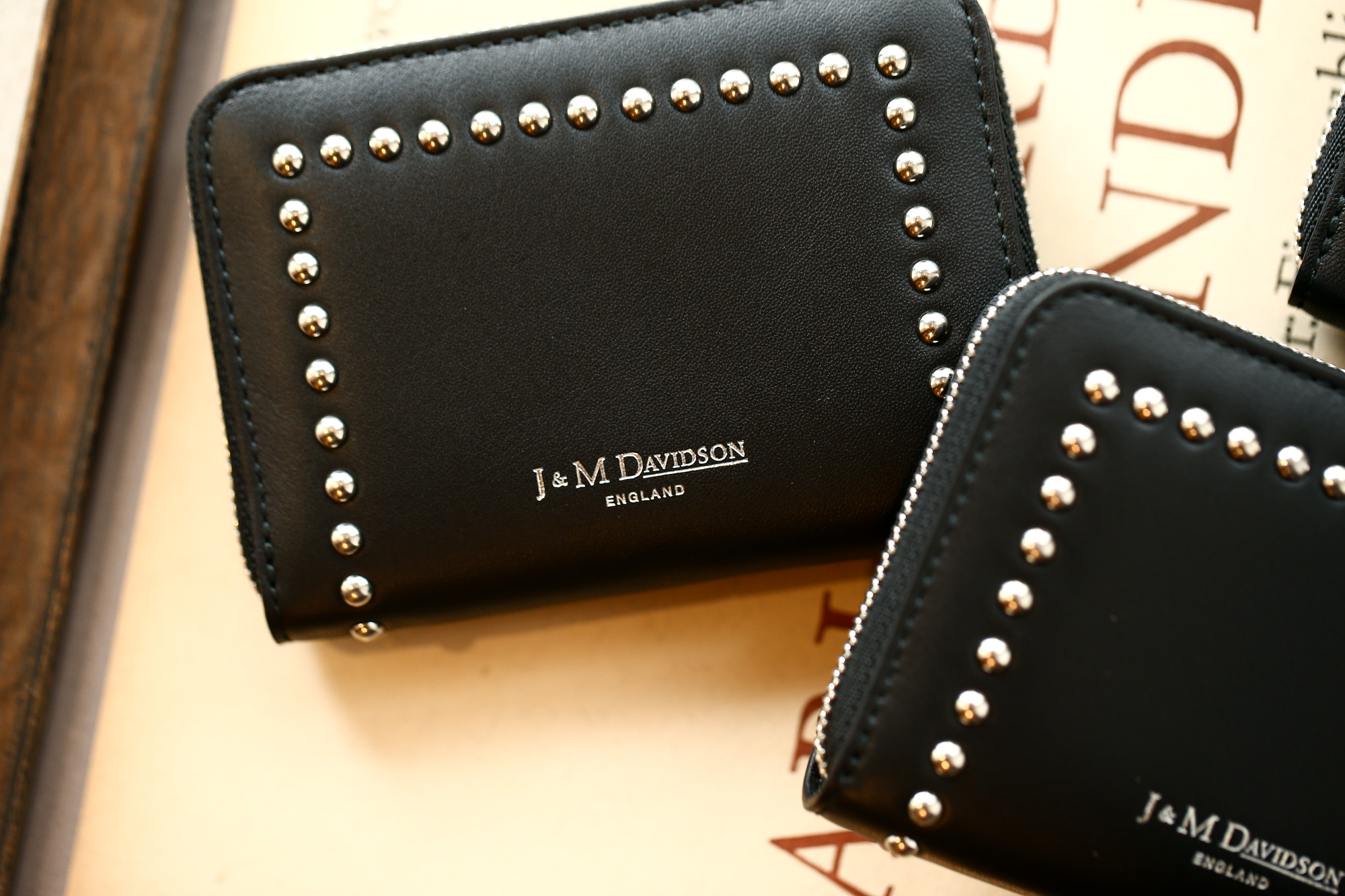 J&M DAVIDSON (ジェイアンドエムデヴィッドソン) JET SET COLLECTION (ジェットセット コレクション) SMALL ZIP PURSE WITH STUDS (スモール ジップ パース ウィズ スタッズ) 10131N CALF LEATHER (カーフレザー) 折財布 ショートウォレット BLACK (ブラック・9990) Made in spain (スペイン製) 2018 秋冬新作 jmdavidson 愛知 名古屋 Alto e Diritto アルト エ デリット