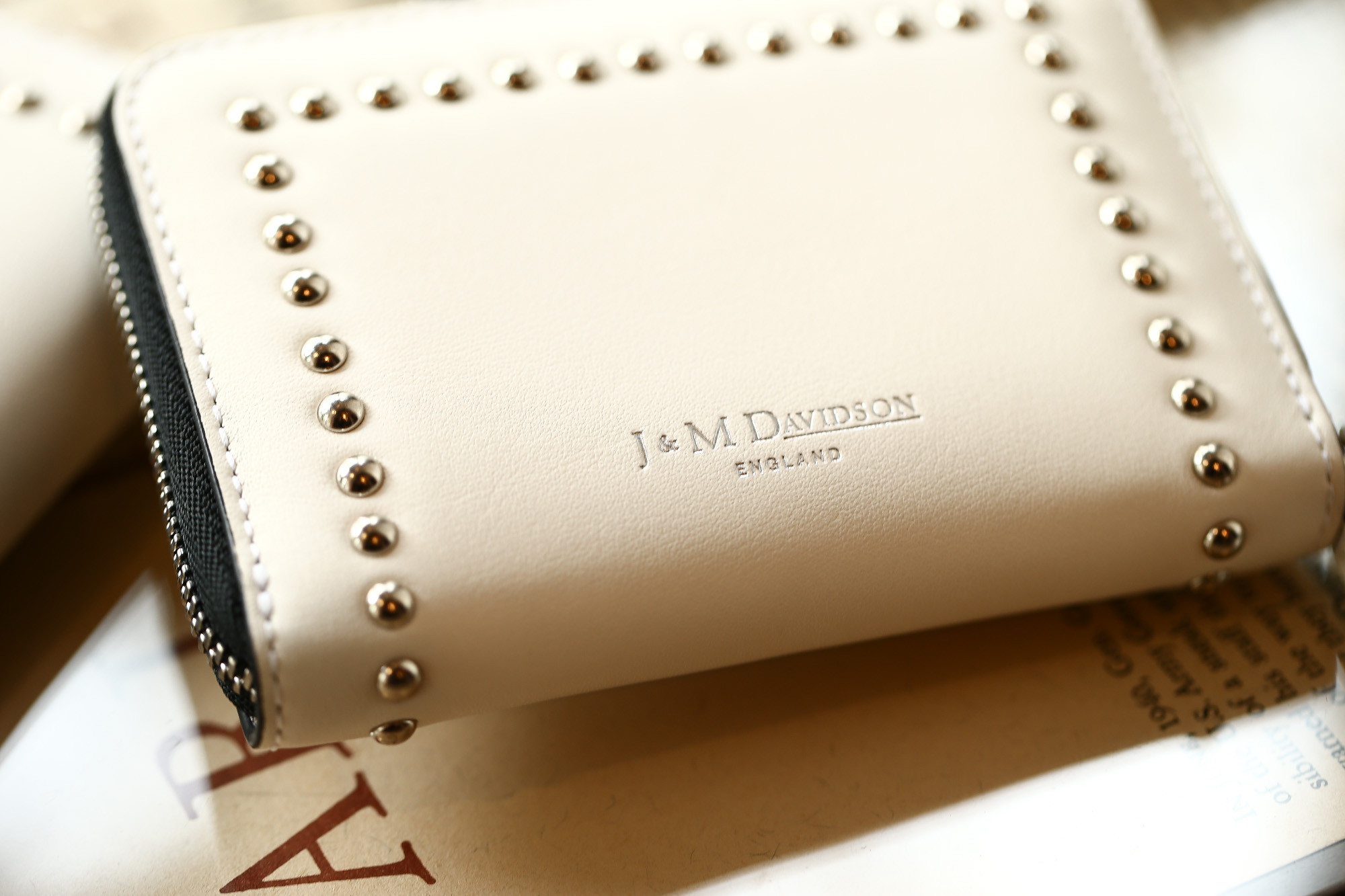 J&M DAVIDSON (ジェイアンドエムデヴィッドソン) JET SET COLLECTION (ジェットセット コレクション) SMALL ZIP PURSE WITH STUDS (スモール ジップ パース ウィズ スタッズ) 10131N CALF LEATHER (カーフレザー) 折財布 ショートウォレット NEW WHITE (ニューホワイト・0150) Made in spain (スペイン製) 2018 秋冬新作 jmdavidson 愛知 名古屋 Alto e Diritto アルト エ デリット